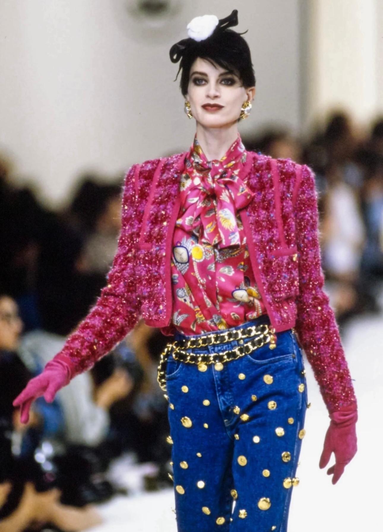 Chanel F/W 1991 Hip-Hop-Kollektion Laufstegbluse aus rosa Seide von Karl Lagerfeld im Angebot 1