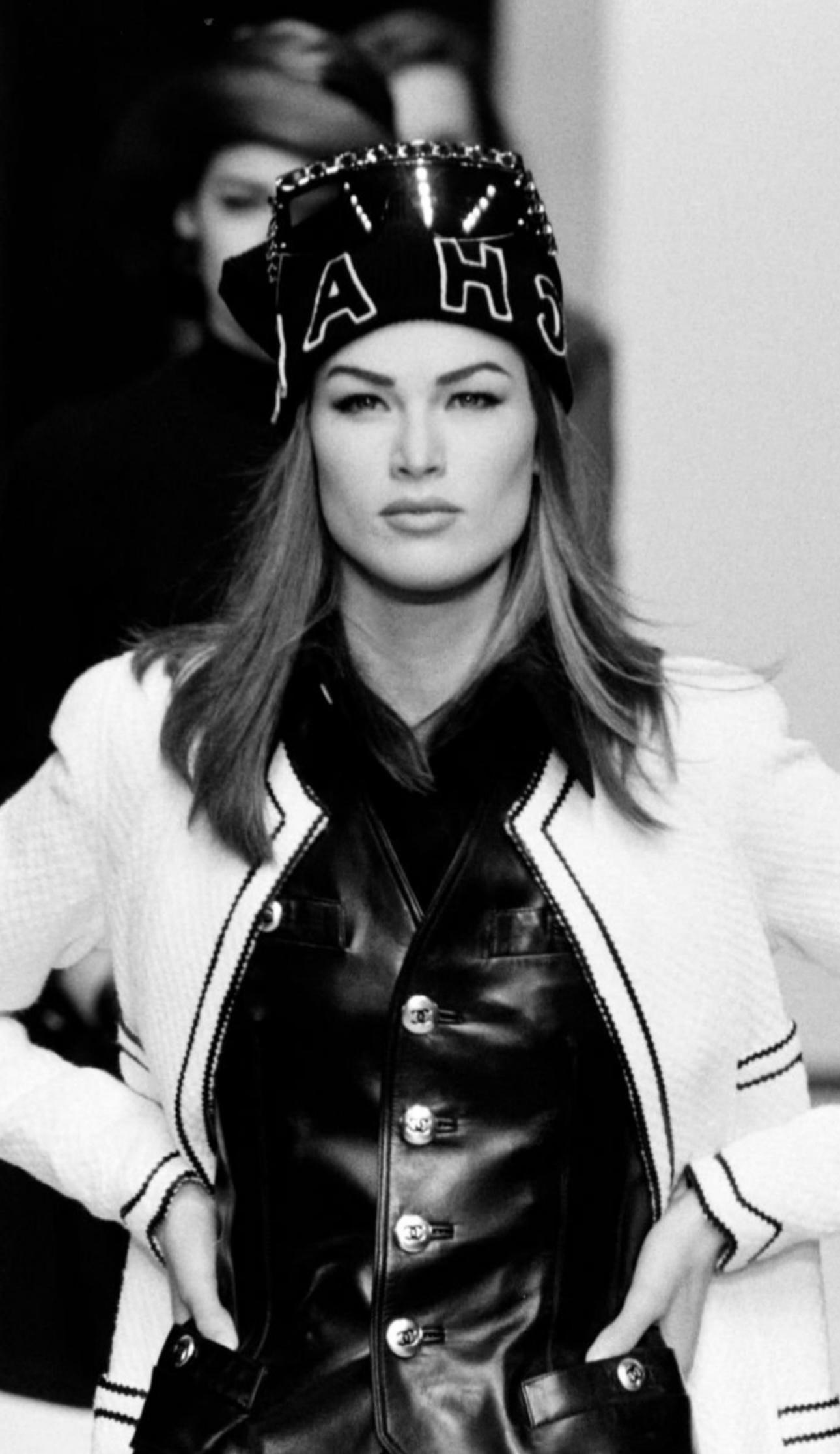 Chanel F/W 1992 Laufsteg Mantel aus Tweed und Leder im Angebot 2