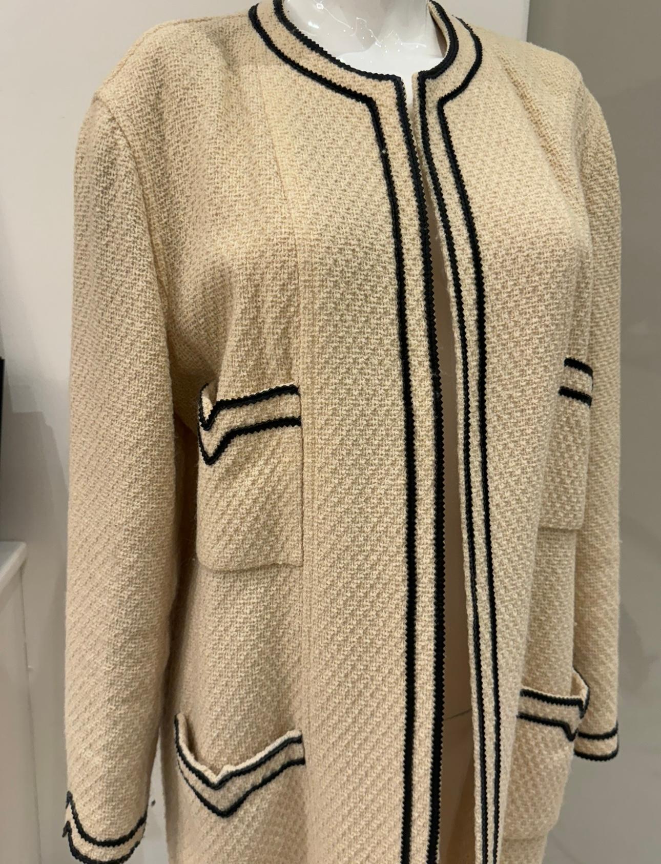 Chanel F/W 1992 Laufsteg Mantel aus Tweed und Leder im Angebot 4