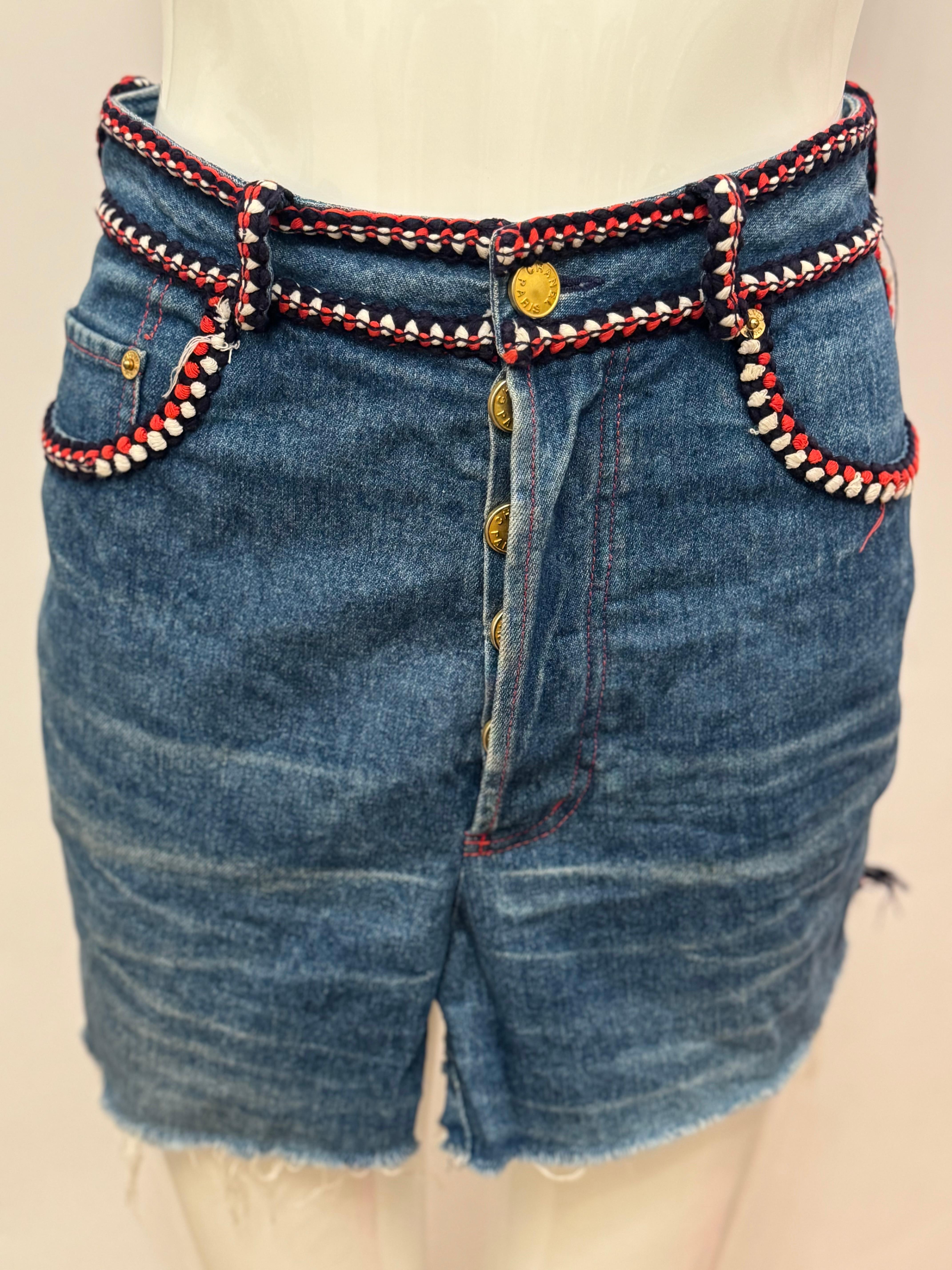 Rara gonna in denim con logo CC della sfilata Chanel A/I 1993 (in origine era un pantalone) tagliata come mini gonna,  taglia 38 FR può andare bene per US 0/2, bottoni placcati in oro 24k. Di recente ho visto una tuta uguale a quella di Drake.