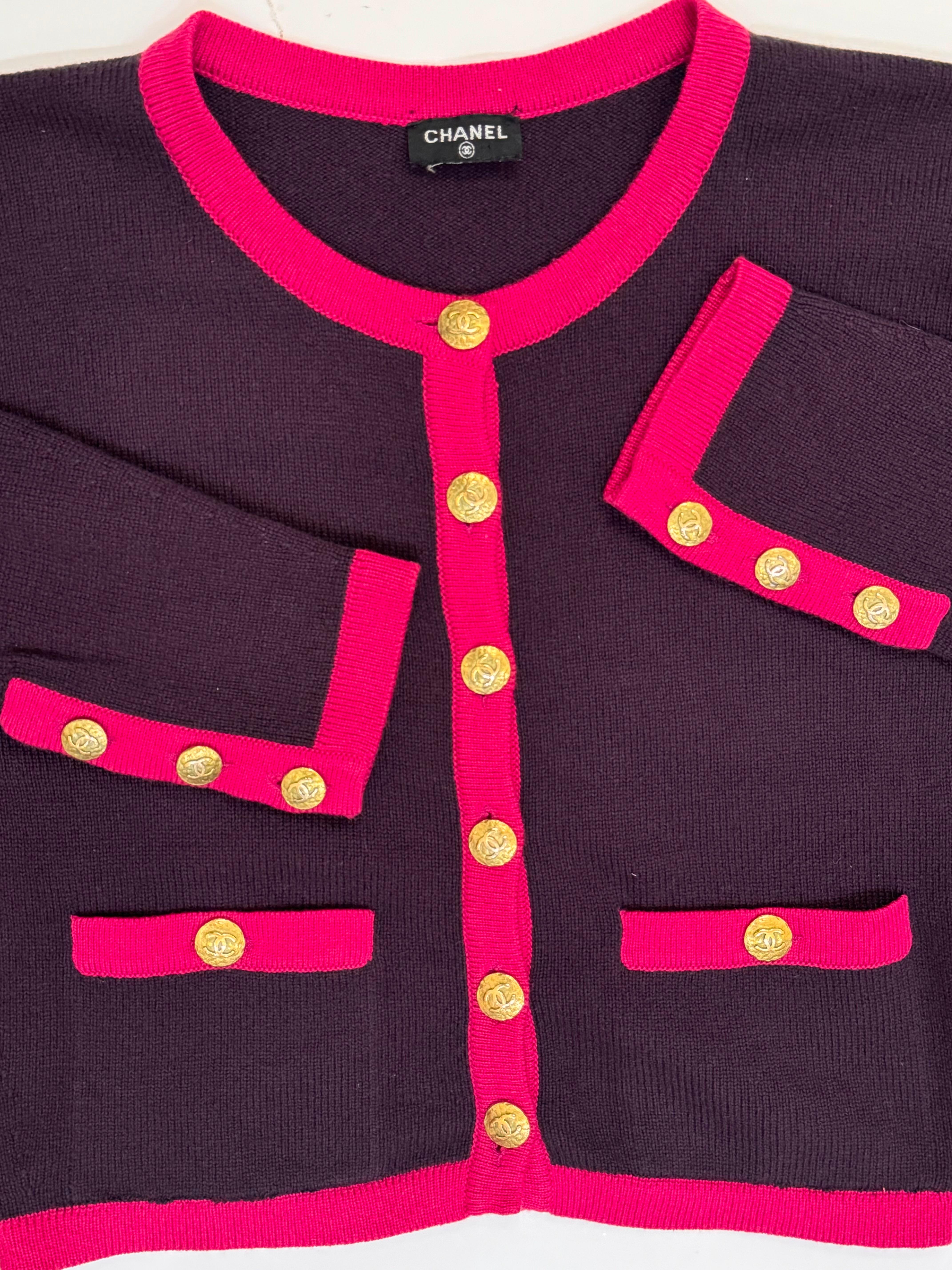 Rebeca de cachemira rosa y morada Chanel Otoño-Invierno 1993, botones con logotipo CC chapados en oro de 24 quilates, sin etiqueta de talla, puede valer desde US 0 hasta US 4-6, excelente estado 