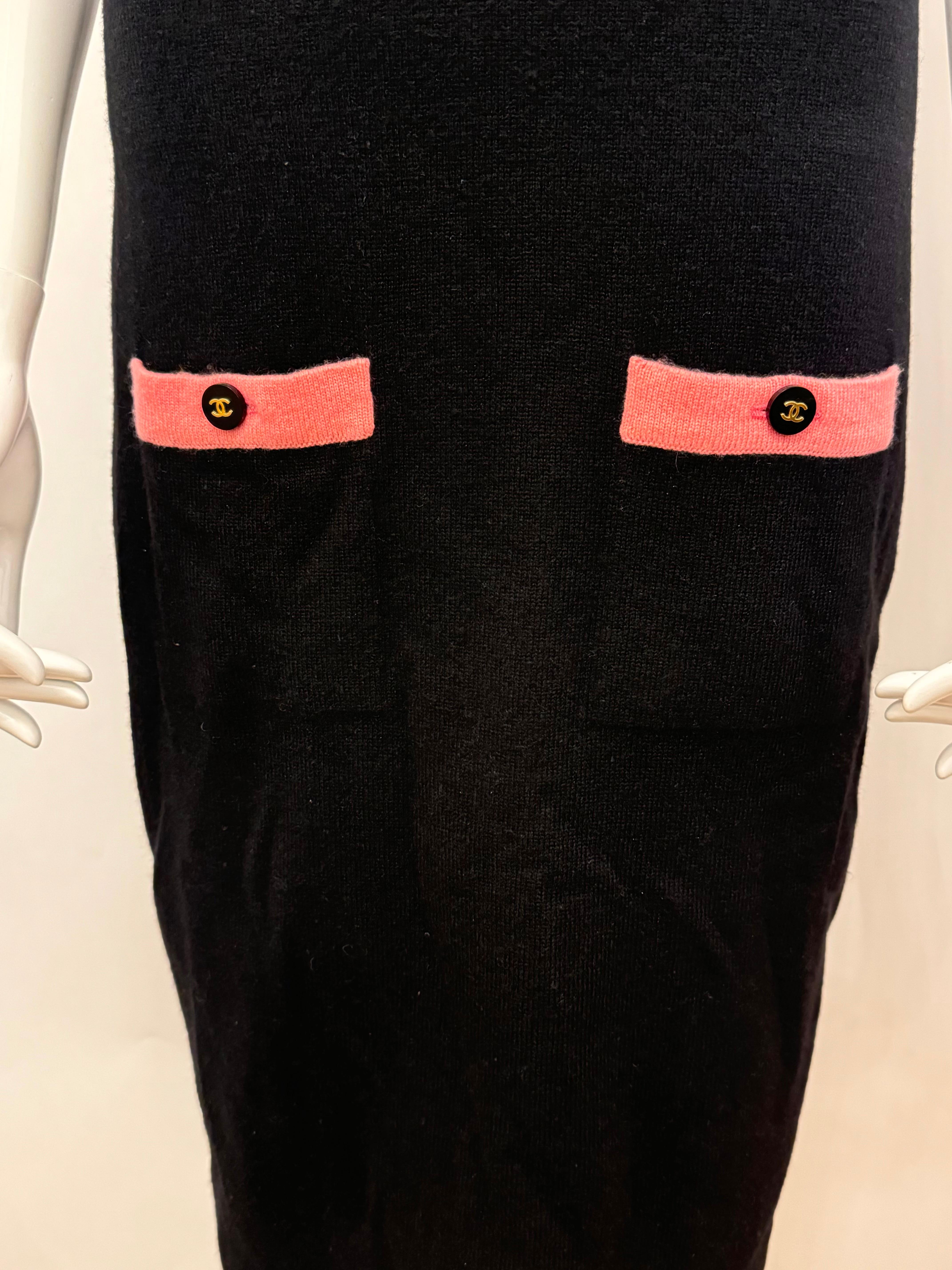 Chanel Herbst Winter 1994 schwarz und rosa Kaschmir Maxi-Kleid, 2 CC-Logo-Knöpfe, keine Größe mehr Tag und Marke, gibt es das Etikett innen 100 % Kaschmir, kann es US 2 bis US 8/10 passen 