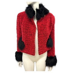 Chanel Herbst/Winter 1994: Eine fantasievolle Tweed- und Alpaka-Jacke in Rot und Schwarz von Lagerfeld, präsentiert auf dem Laufsteg