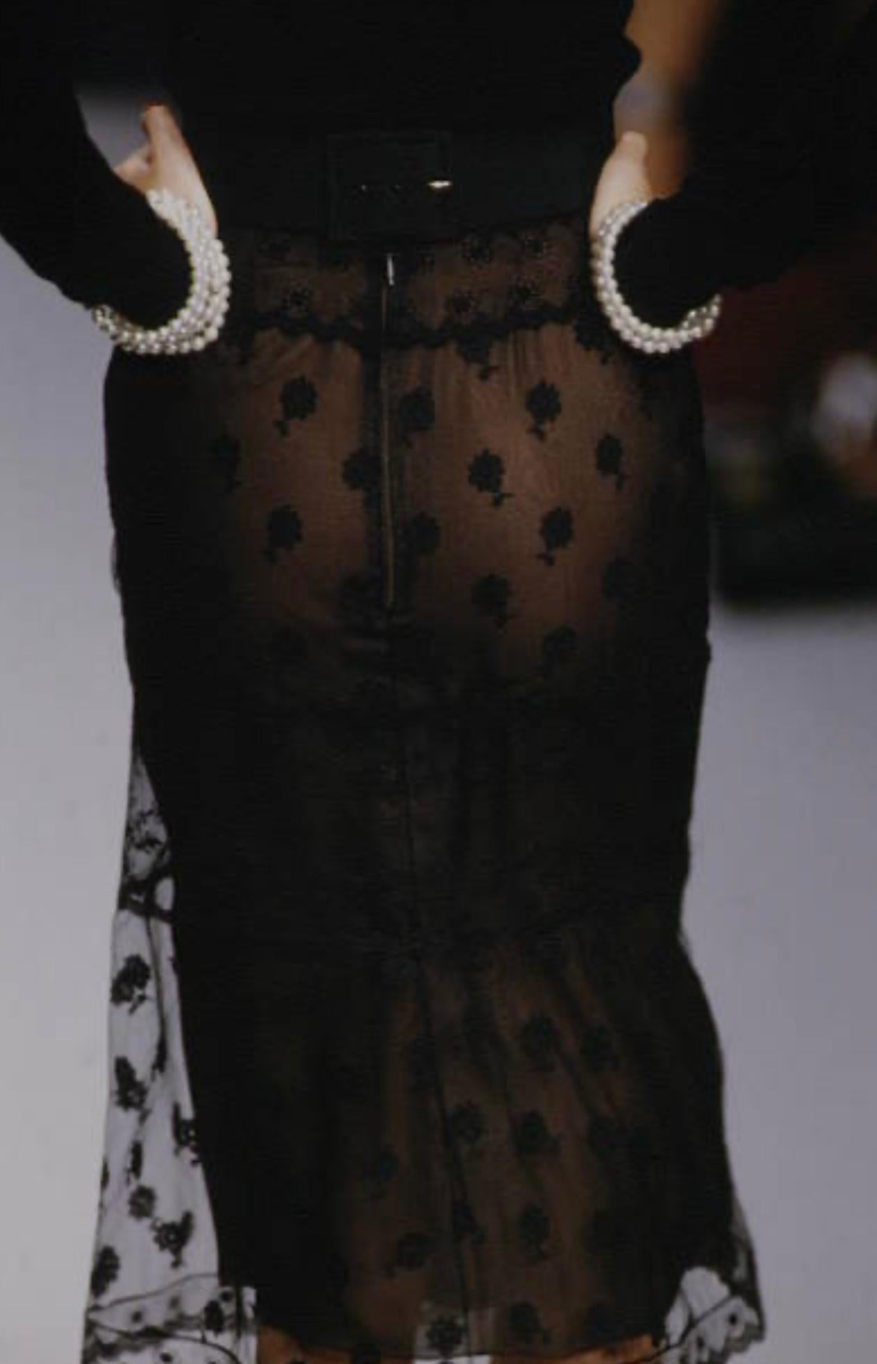 Chanel défilé automne hiver 1995 par Karl Lagerfeld Lesage jupe en dentelle noire, logo CC bouton au dos taille 38 FR, taille 27 pouces et longueur 27.5 pouces 