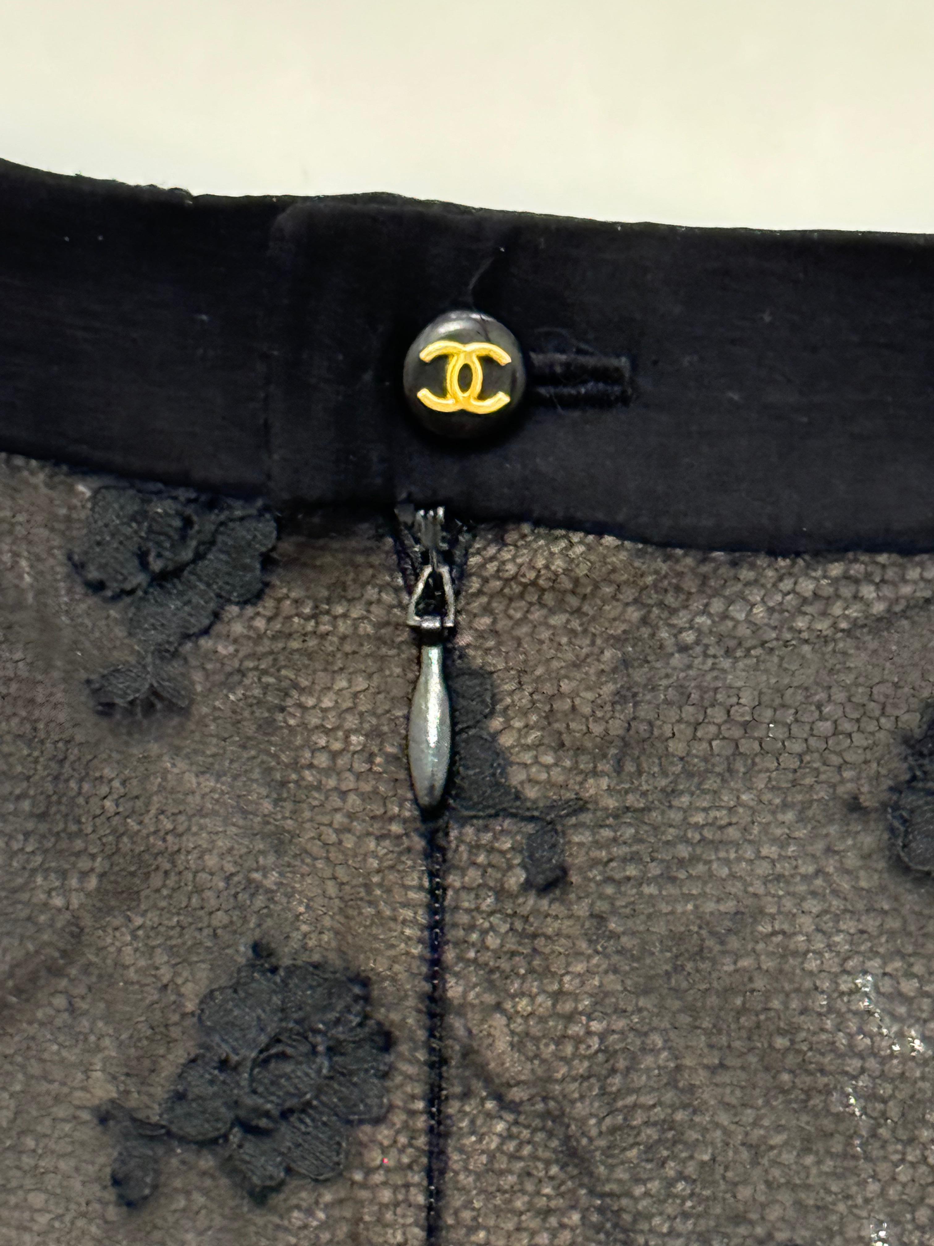 Noir Chanel F/W 1995 par Karl Lagerfeld Lesage jupe de défilé en dentelle noire en vente