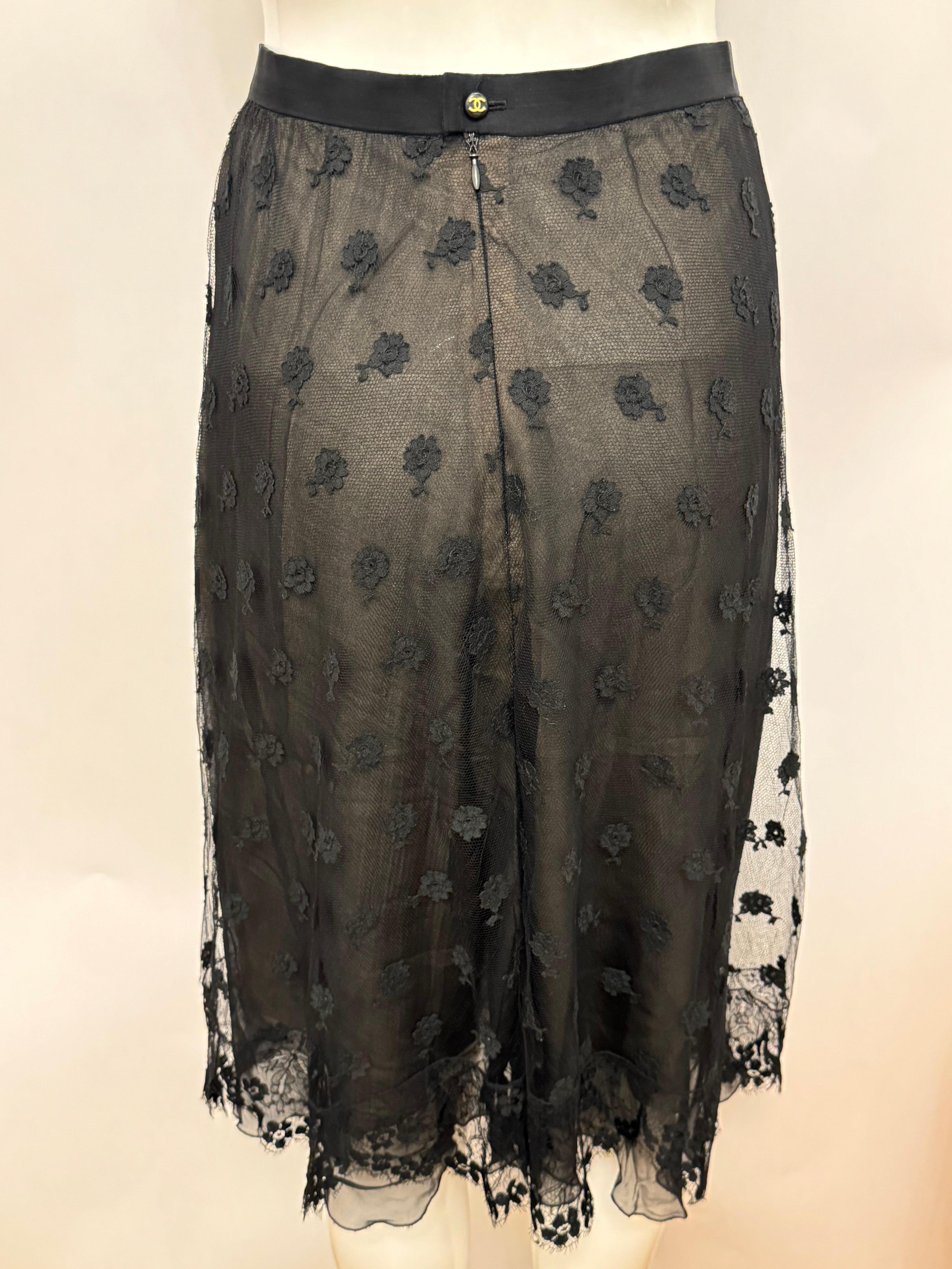 Chanel F/W 1995 par Karl Lagerfeld Lesage jupe de défilé en dentelle noire en vente 1