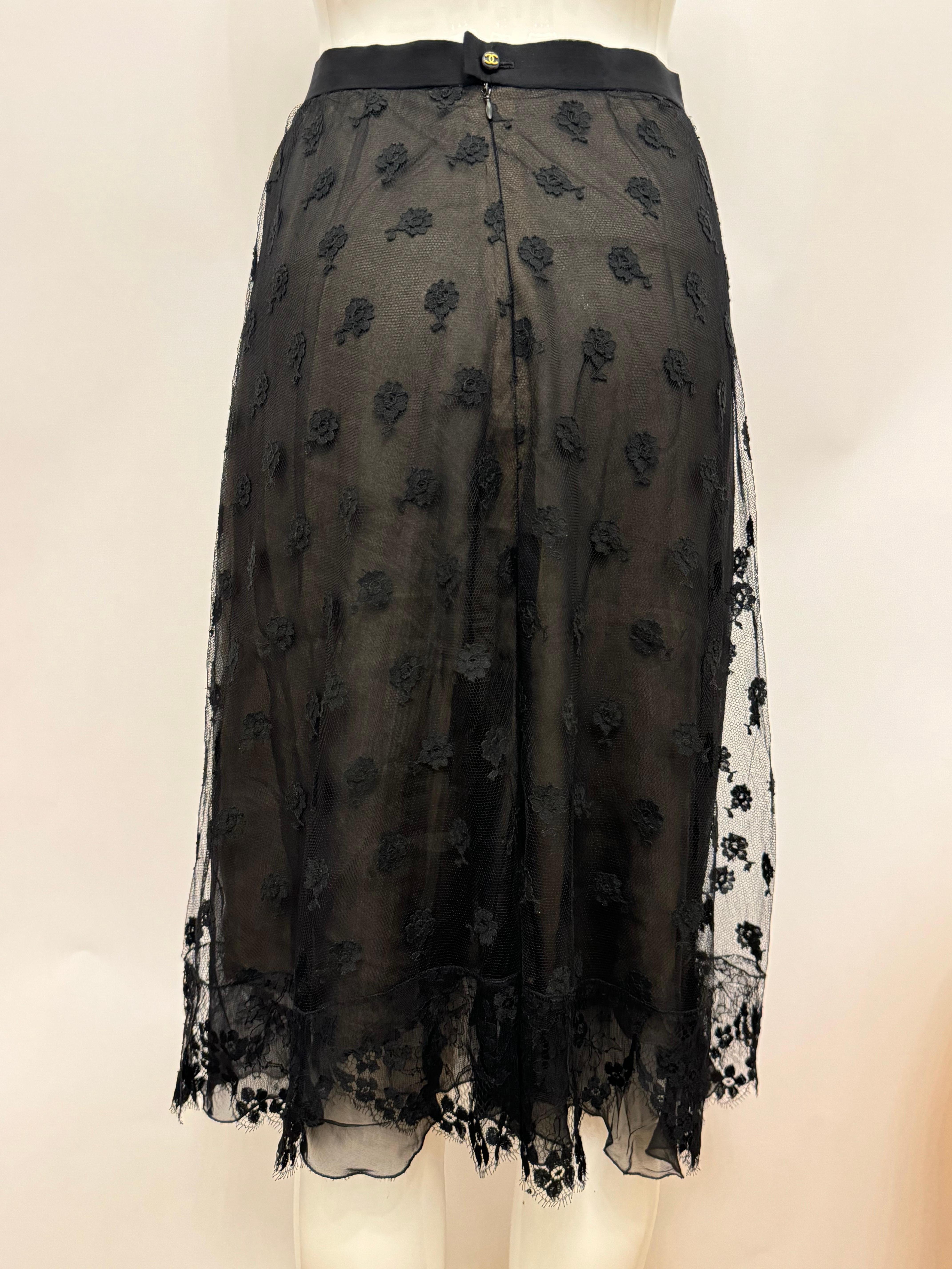 Chanel F/W 1995 par Karl Lagerfeld Lesage jupe de défilé en dentelle noire en vente 2