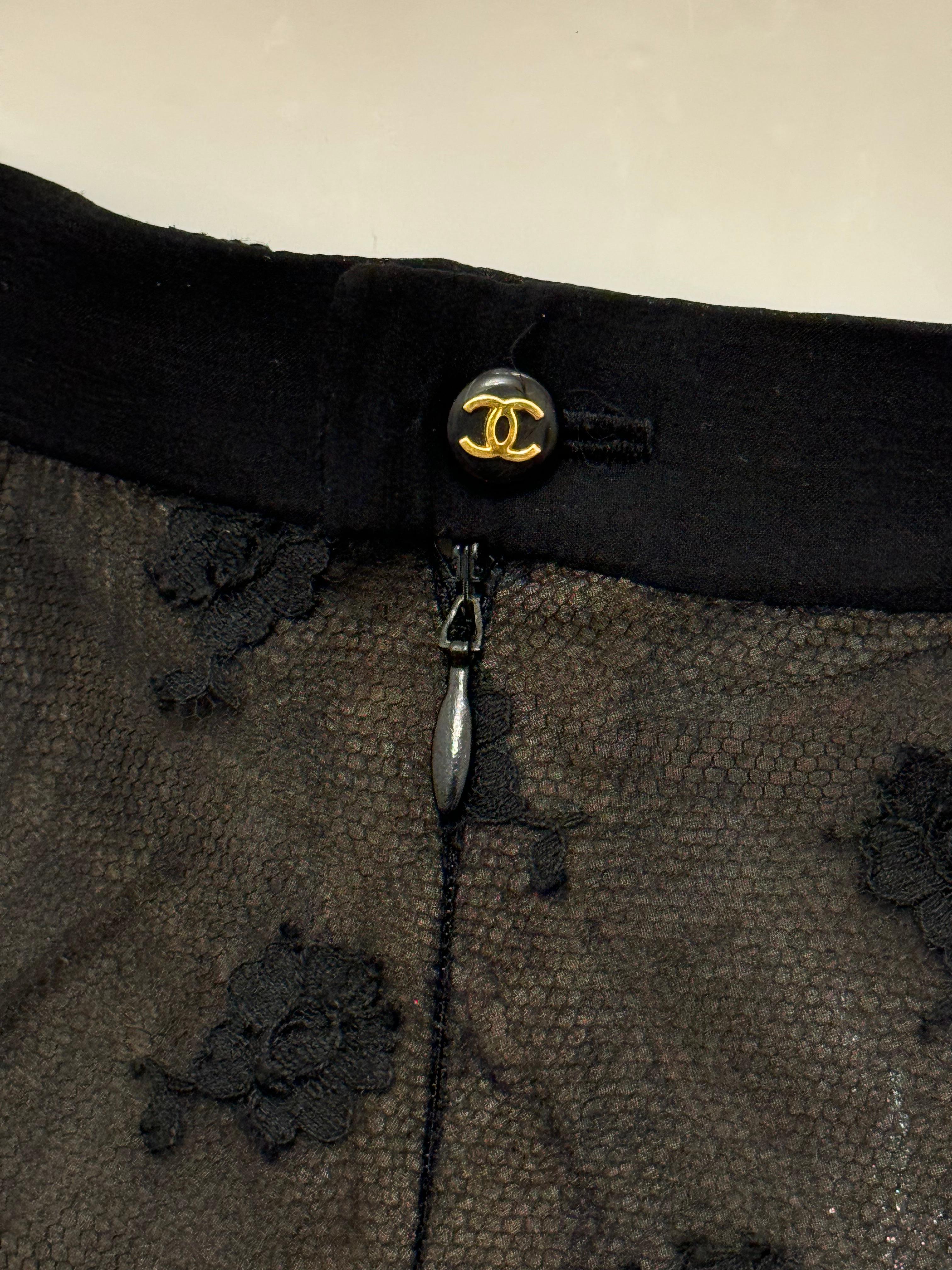 Chanel F/W 1995 par Karl Lagerfeld Lesage jupe de défilé en dentelle noire en vente 3