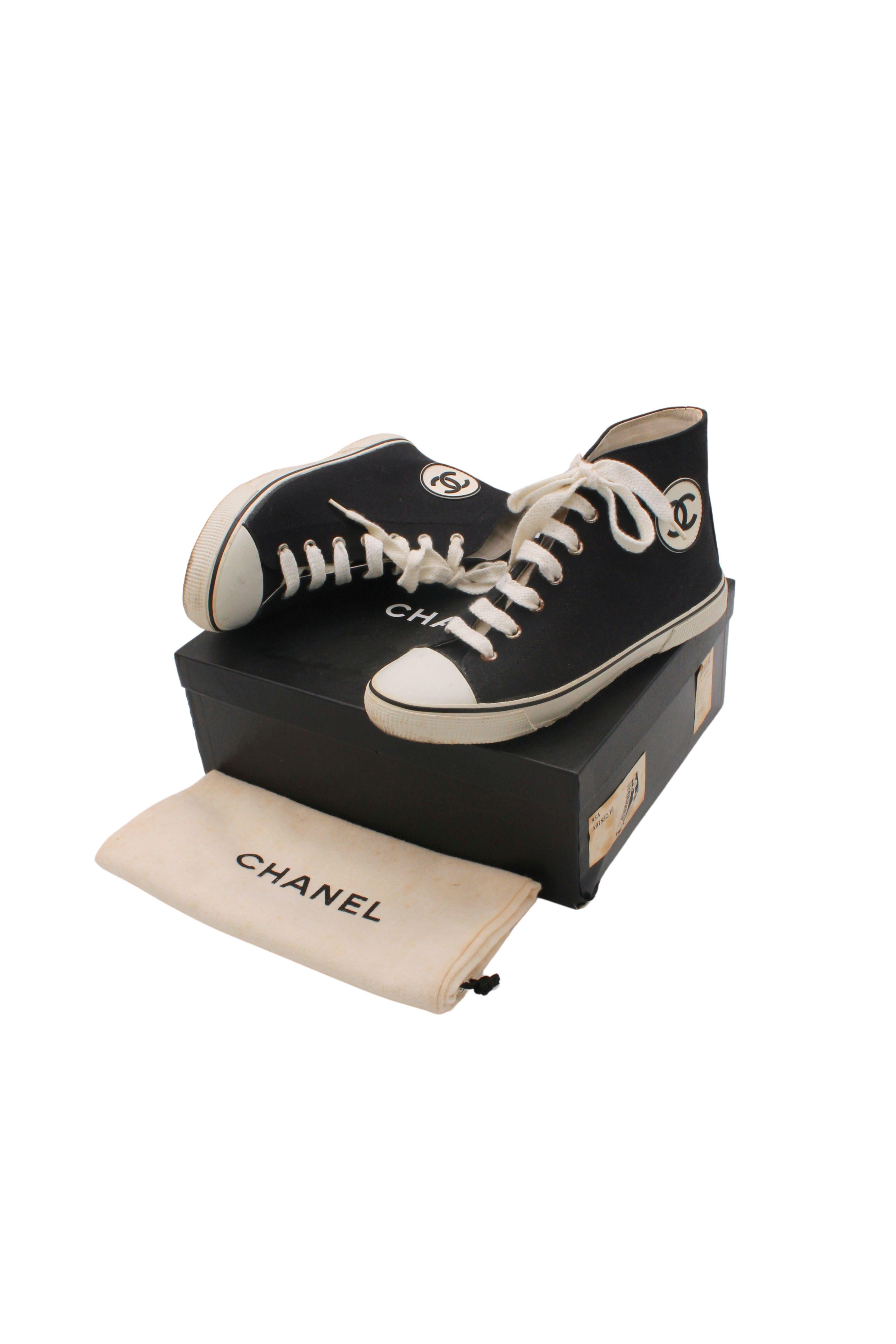 Chanel F/W 1995 CC Logo Canvas Basketball Sneakers en vente 1