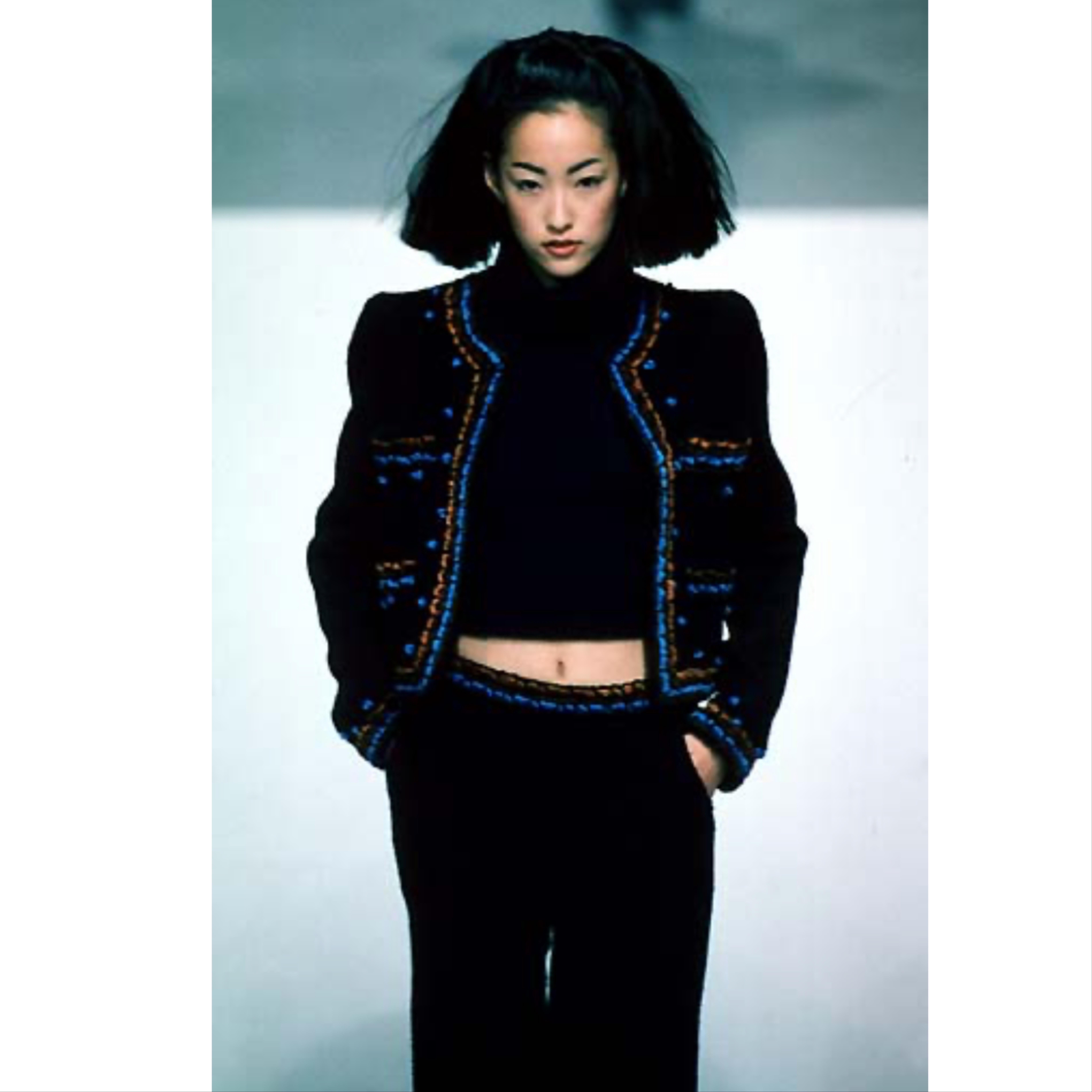Chanel F/W 1997 Navy Boucle Cropped Jacket Pants Suit  For Sale 10