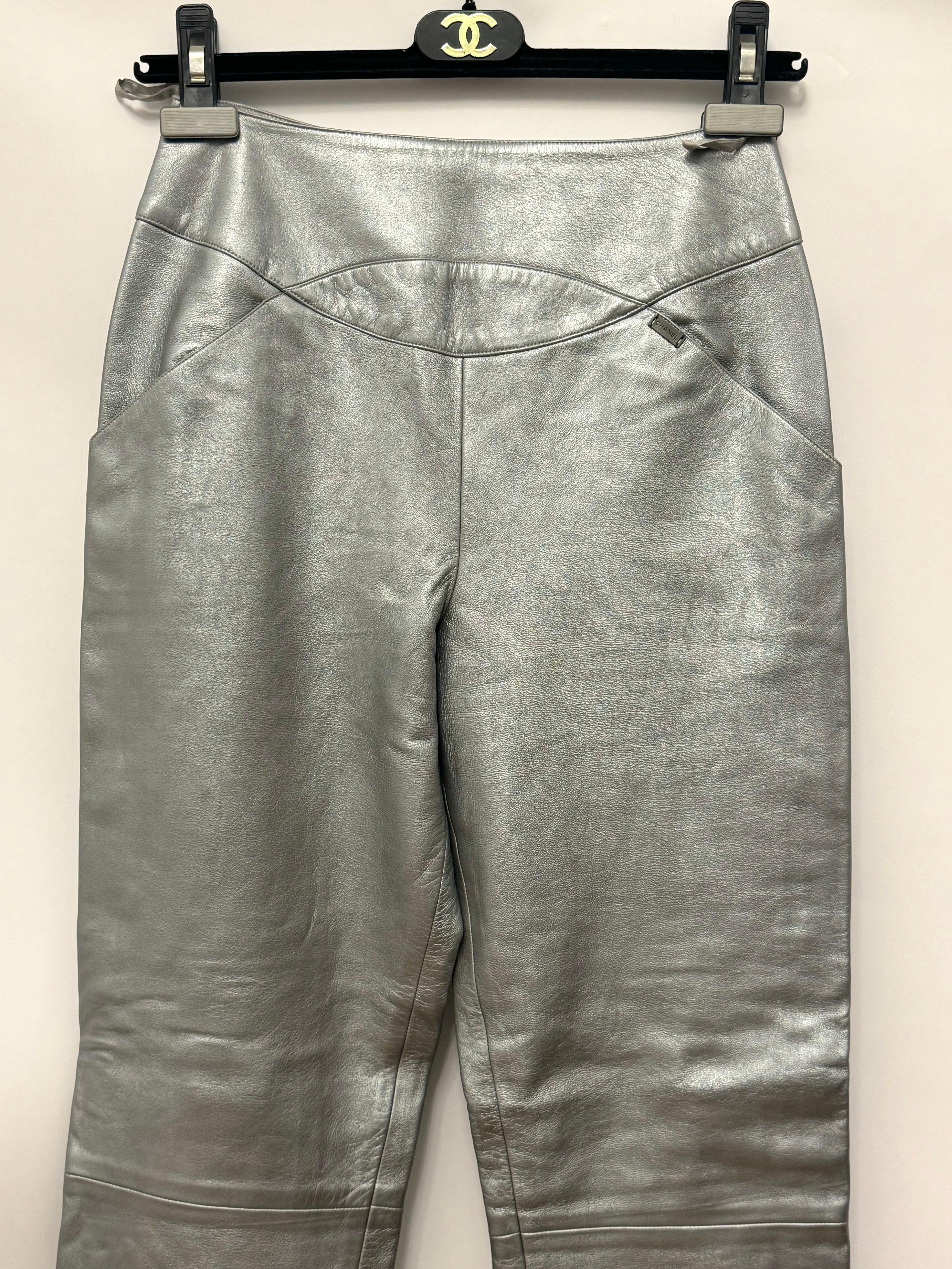 Pantaloni Chanel A/I 1999 in pelle d'agnello metallizzata argento di Karl Lagerfeld 5