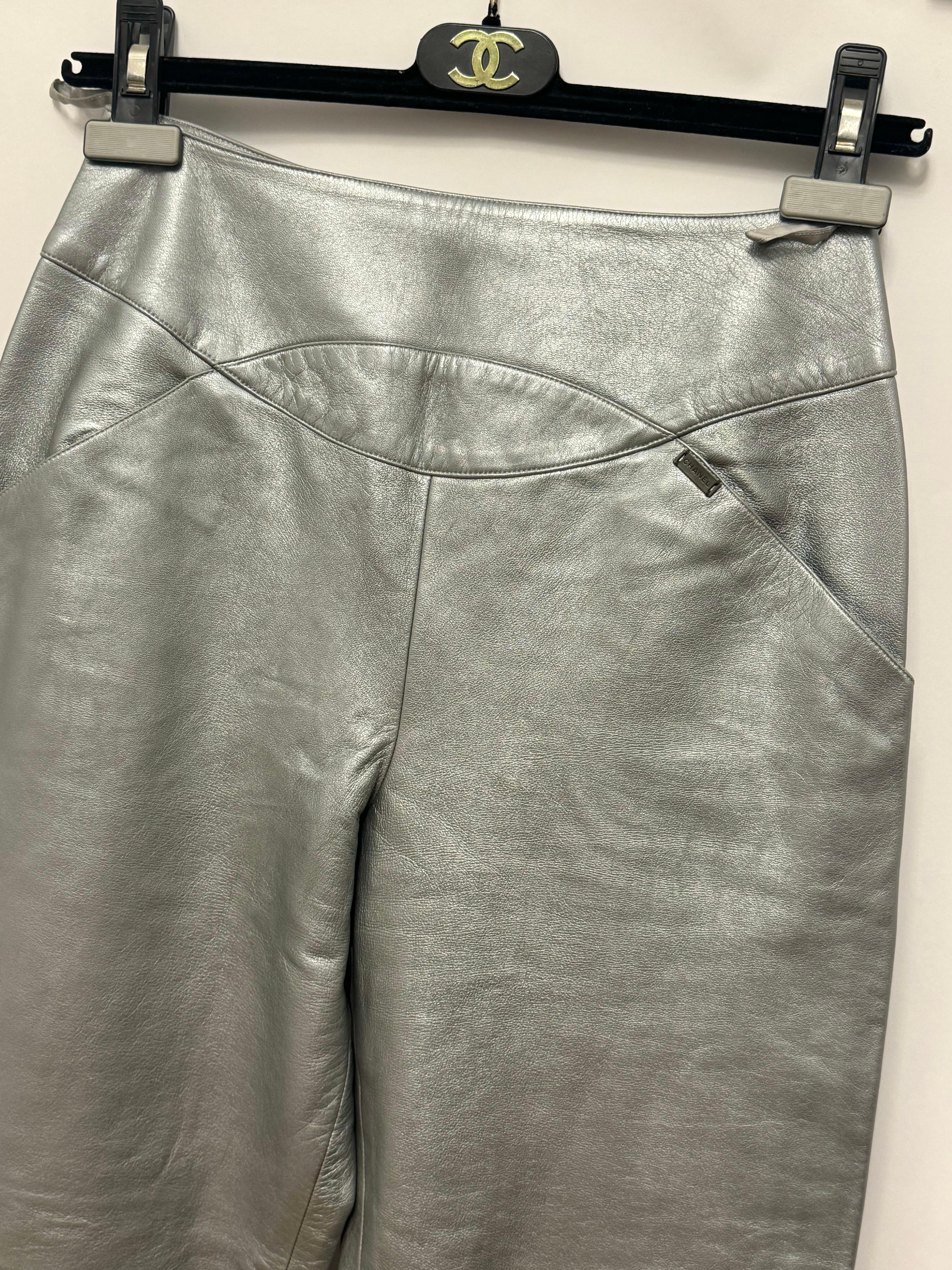 Pantaloni Chanel A/I 1999 in pelle d'agnello metallizzata argento di Karl Lagerfeld 7