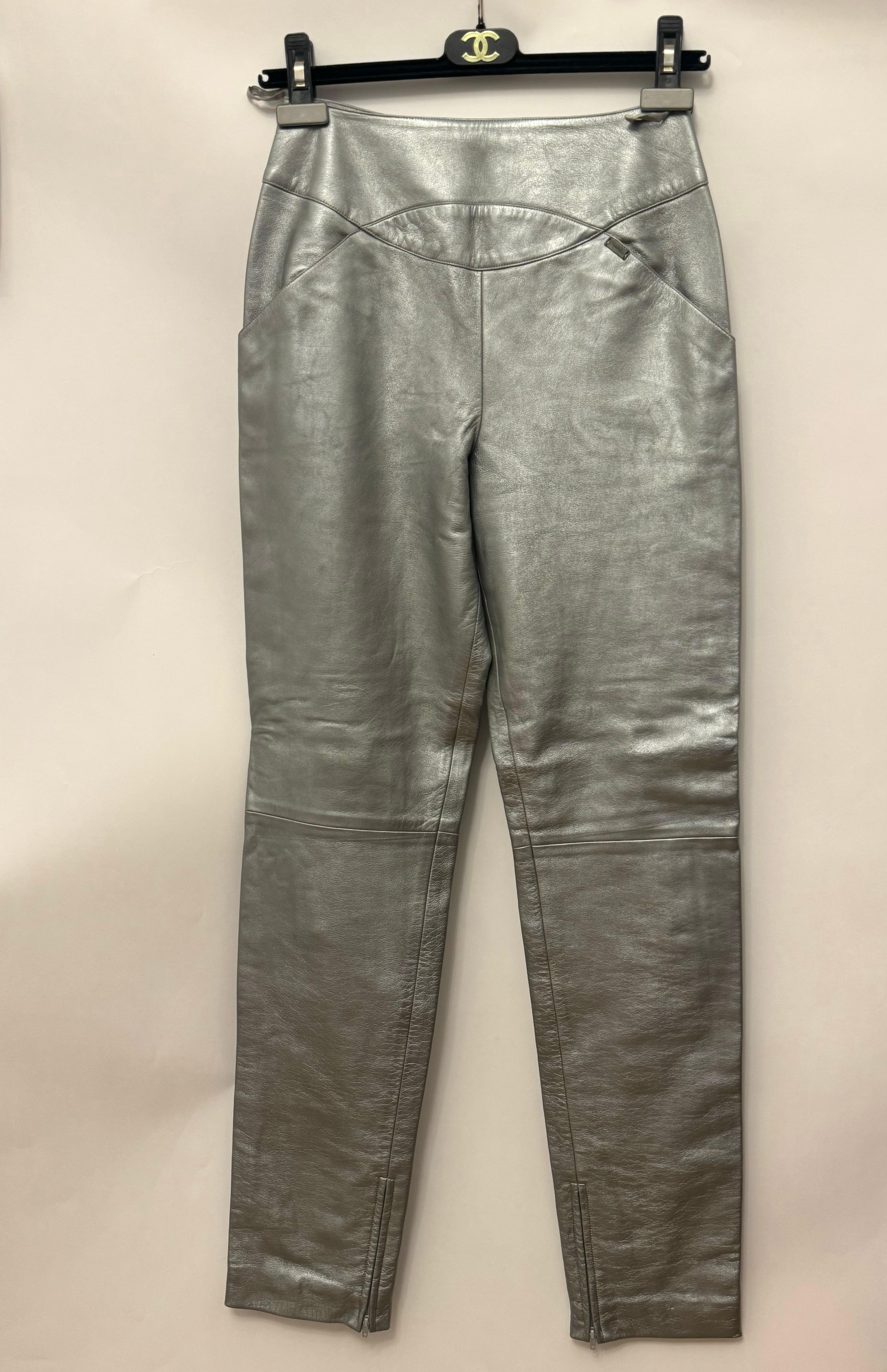 Pantaloni Chanel A/I 1999 in pelle d'agnello metallizzata argento di Karl Lagerfeld In condizioni buone a PARIS, FR