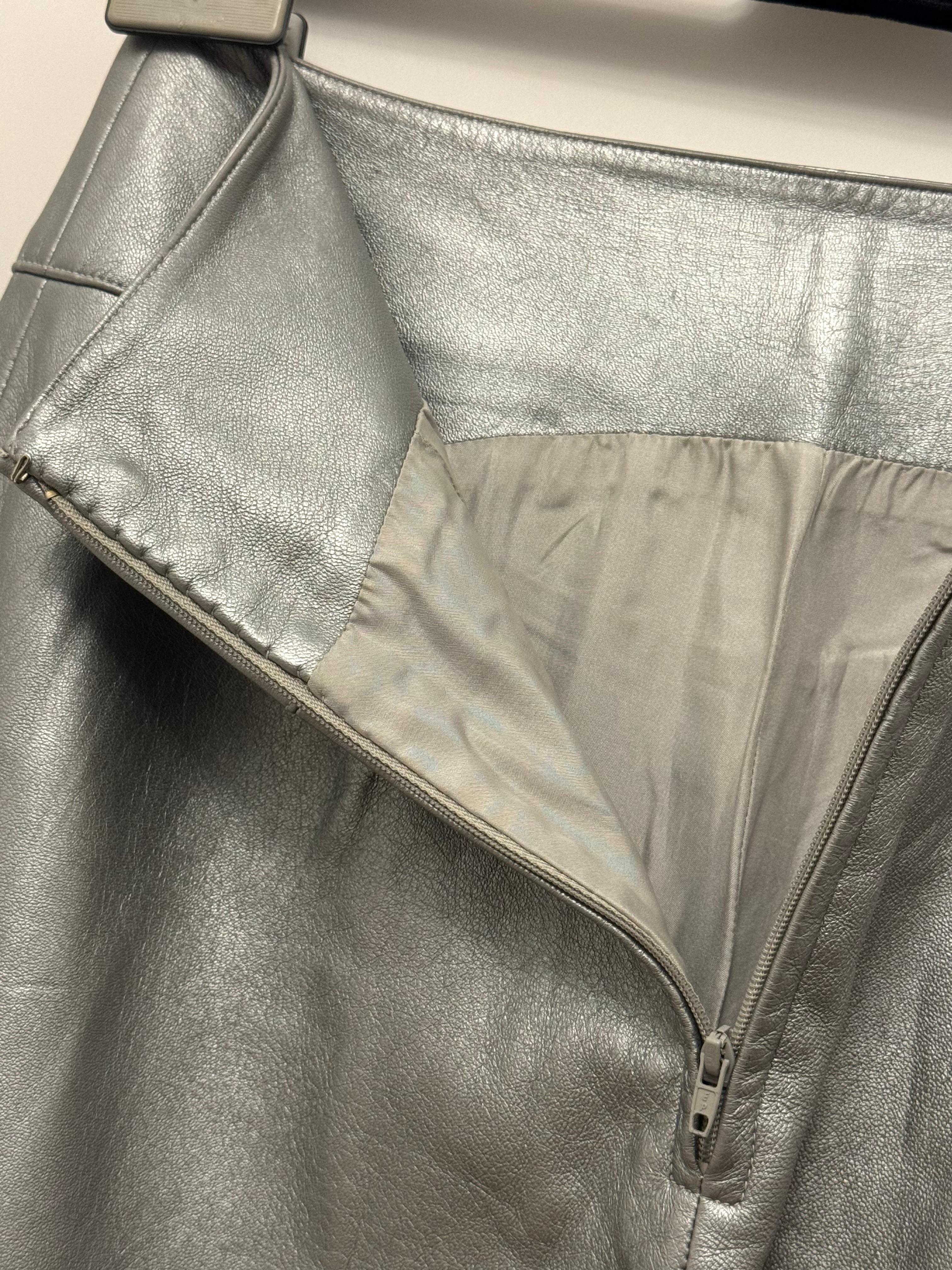 Pantaloni Chanel A/I 1999 in pelle d'agnello metallizzata argento di Karl Lagerfeld 4
