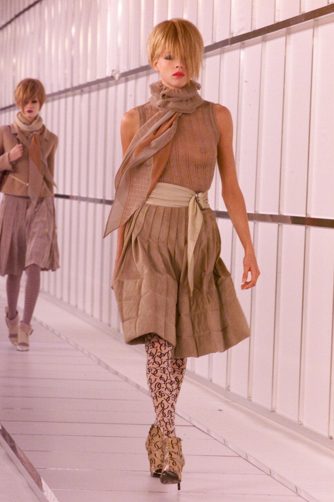 Chanel A/I 2000: stivaletti in pelle d'agnello con logo CC in vendita 5