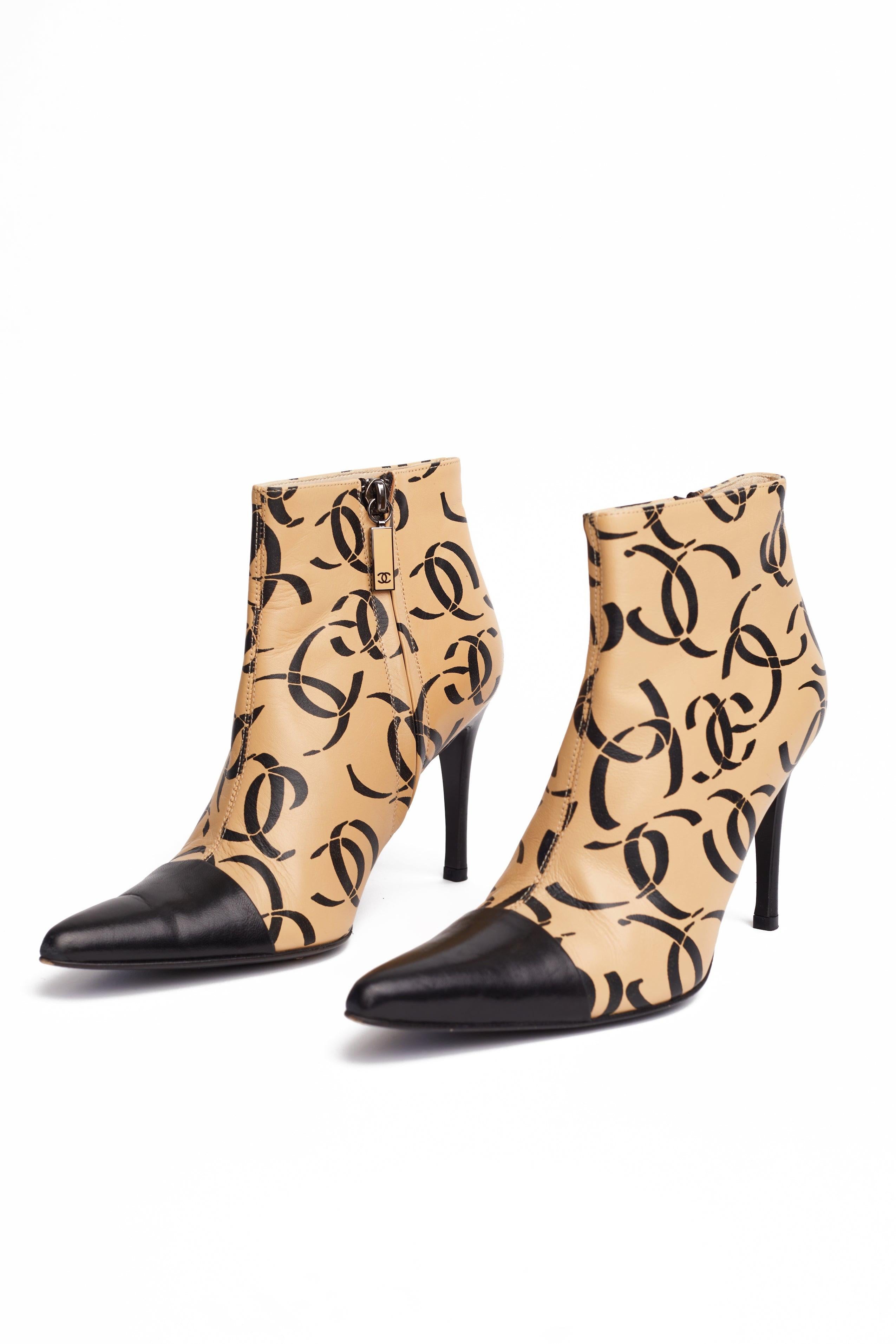 Beige Chanel A/I 2000: stivaletti in pelle d'agnello con logo CC in vendita