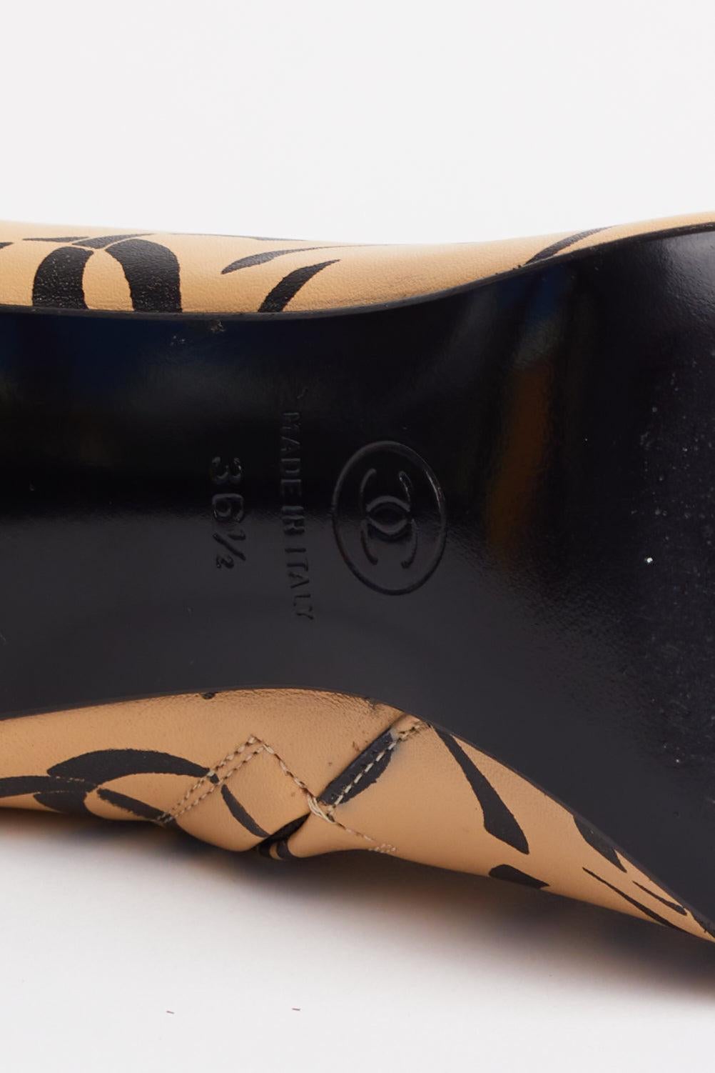 Chanel A/I 2000: stivaletti in pelle d'agnello con logo CC in vendita 3
