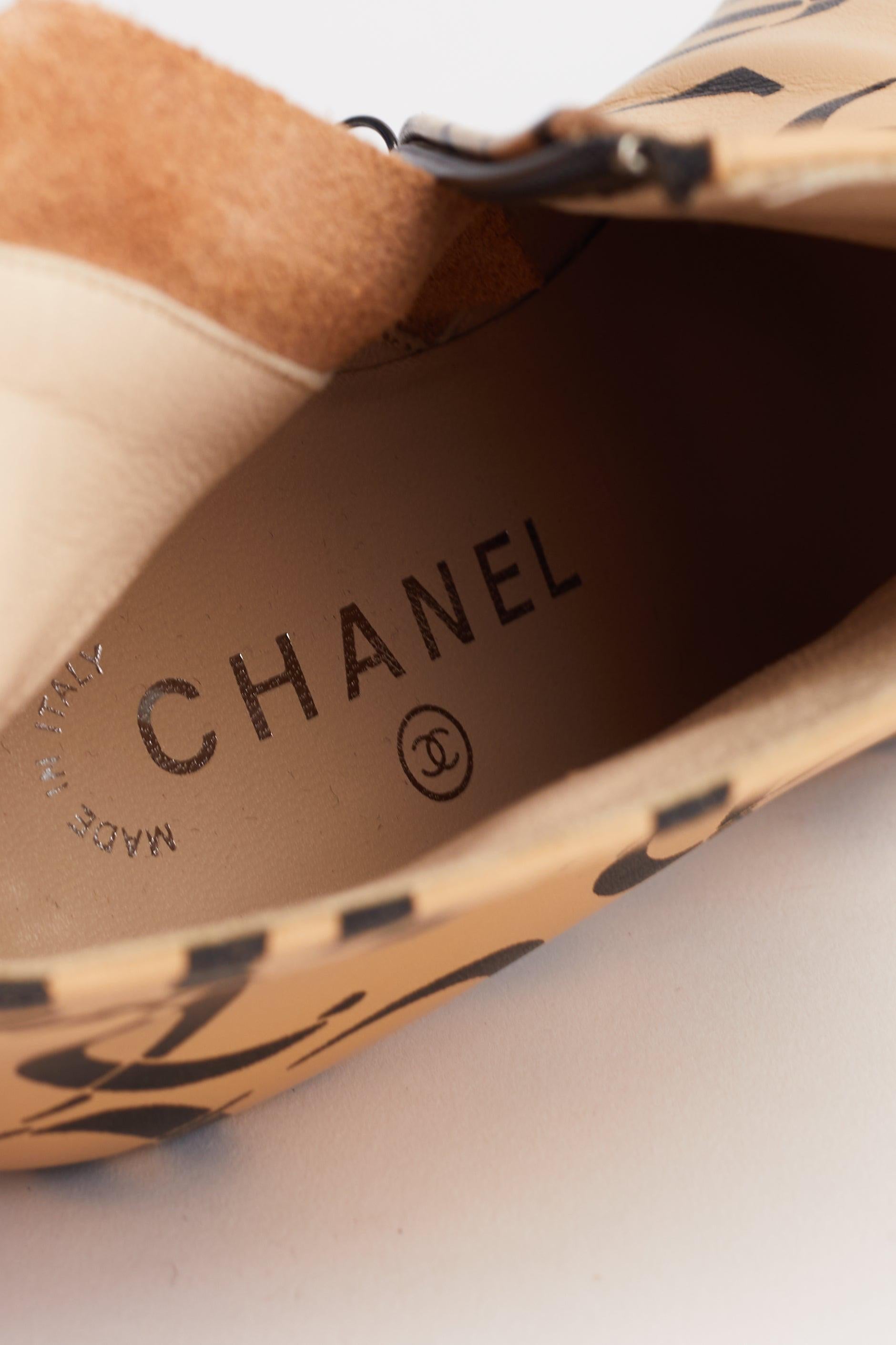 Chanel A/I 2000: stivaletti in pelle d'agnello con logo CC in vendita 4