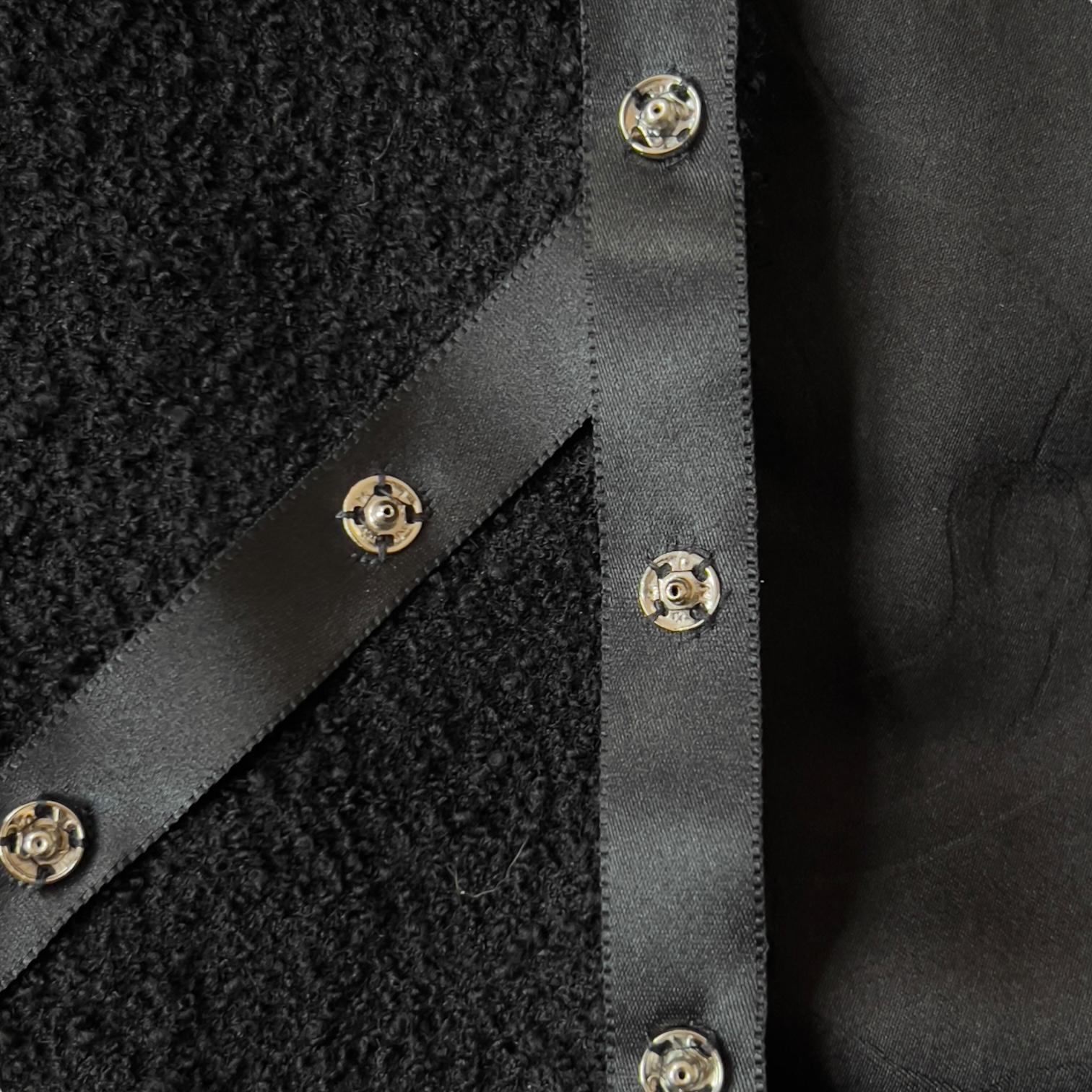Noir Chanel F/W 2003 Veste en laine noire avec boutons-pression en vente