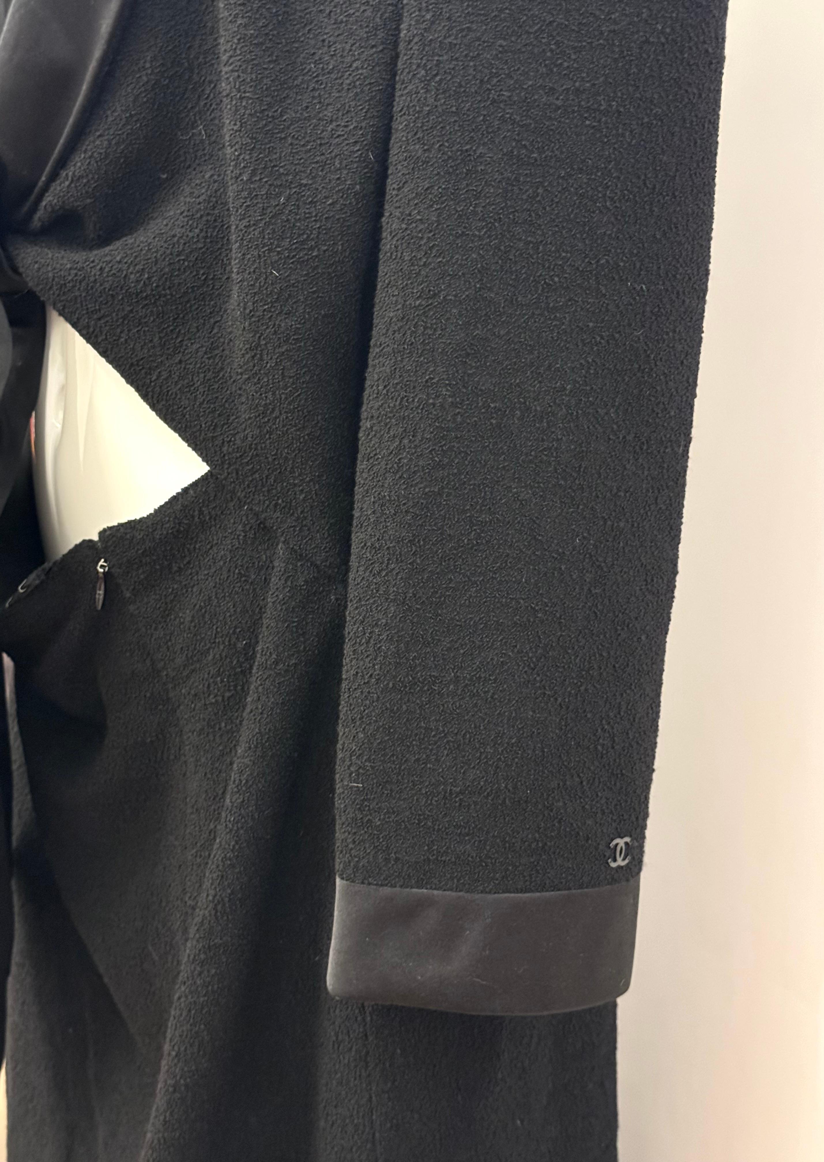 Robe longue fumante noire Chanel F/W 2007 by Karl Lagerfeld en vente 8