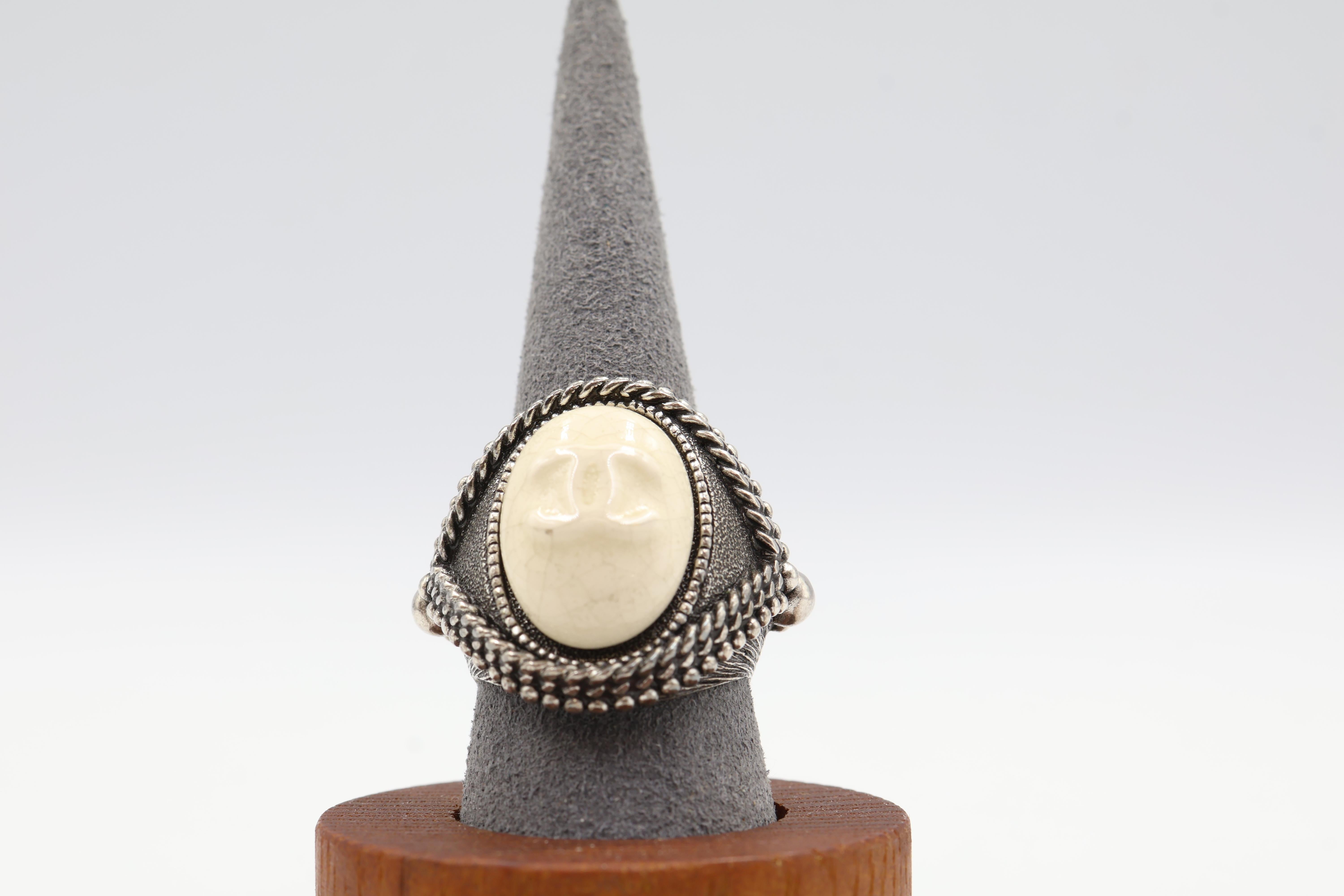 Chanel Herbst Winter 2008 Cocktail Ring
Aus einer Limited Edition Kollektion
925 Sterling Silber und Keramik.
Mit erhöhtem Doppel-C und gealtert, um rissig auszusehen.
Innen mit Chanel und 925 gestempelt.
Größe: 6,5
Gesamtgewicht des Rings: 16,3