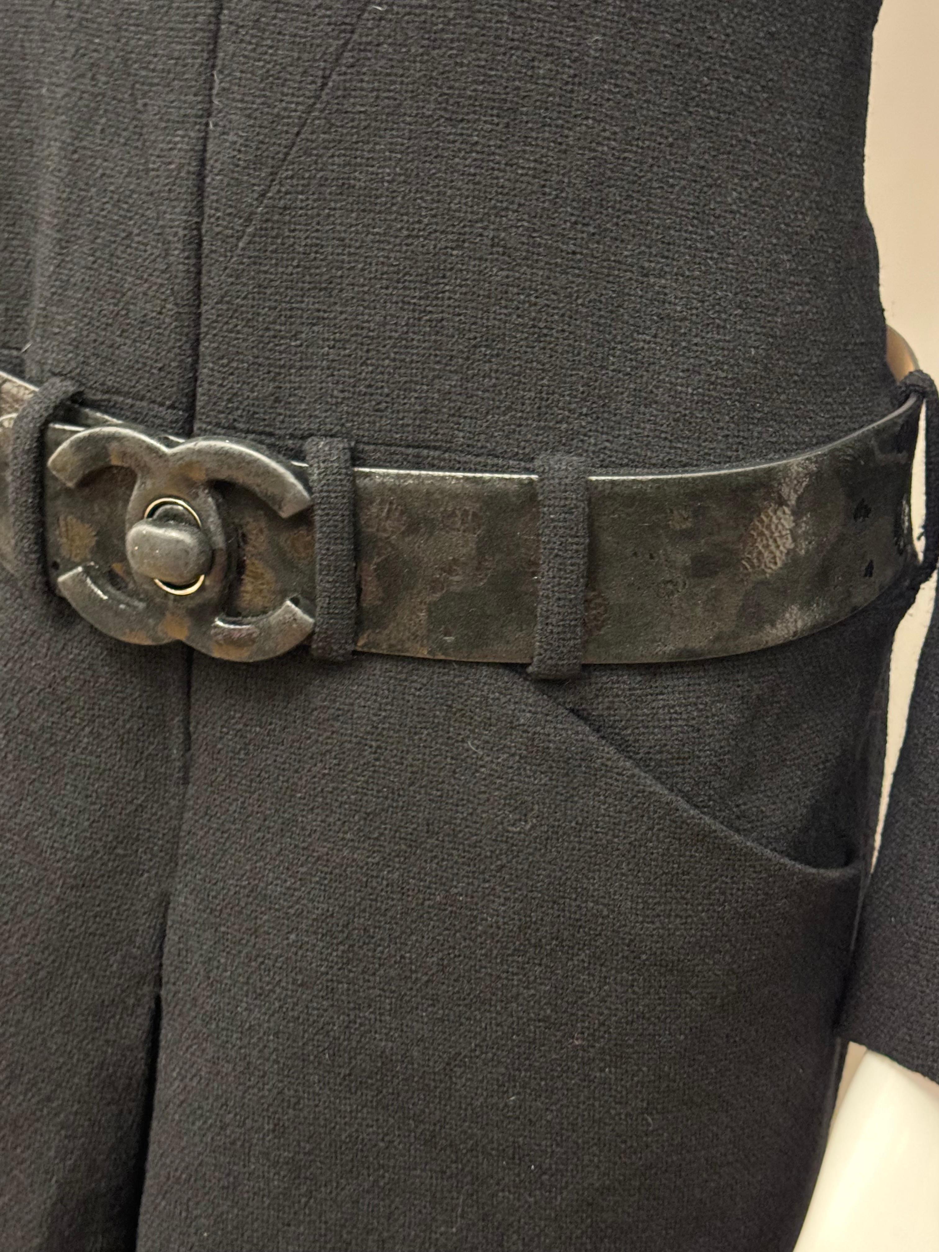 Chanel F/W 2009 by Karl Lagerfeld schwarzes Laufstegkleid mit Gürtel und Drehverschluss im Angebot 6