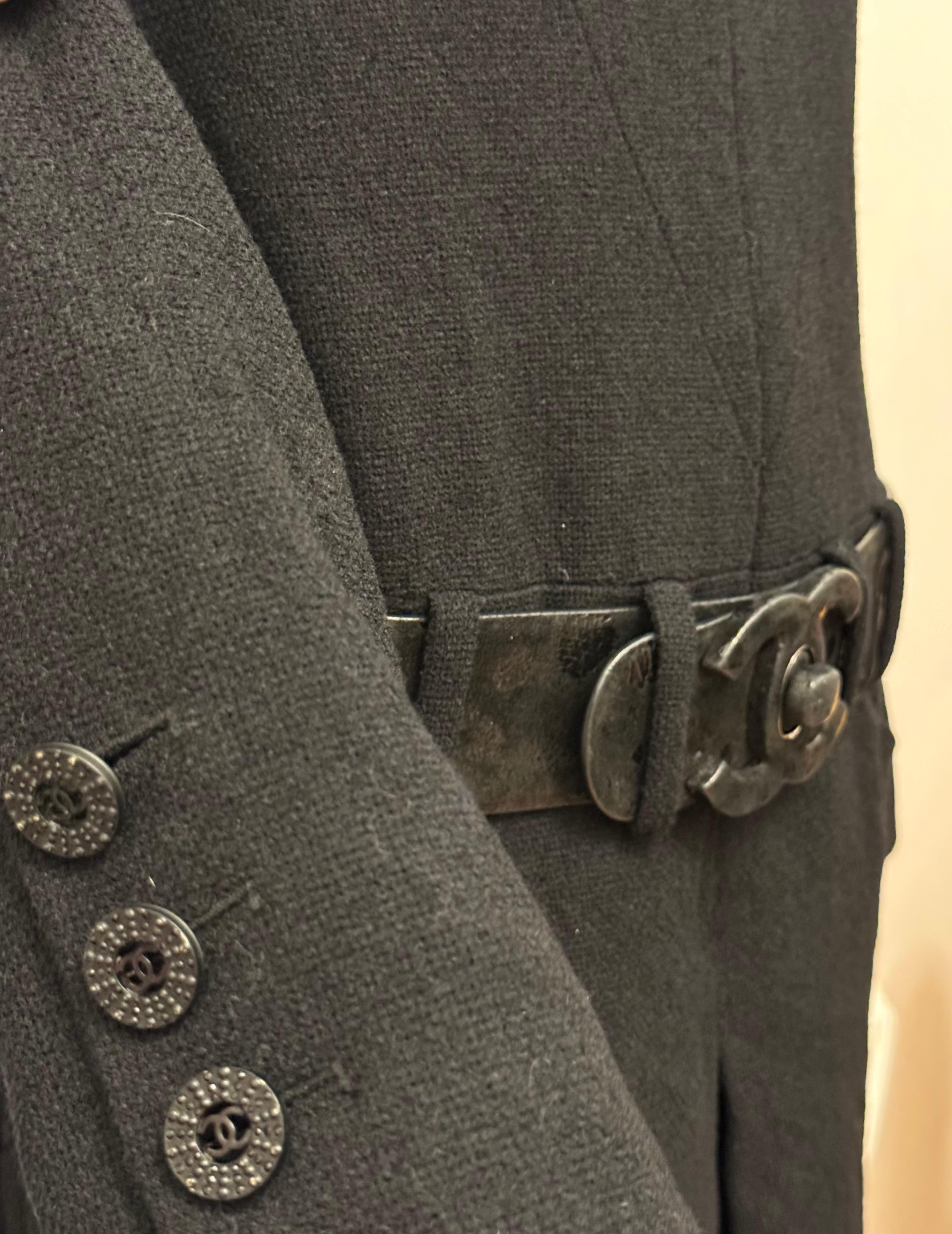 Chanel F/W 2009 by Karl Lagerfeld schwarzes Laufstegkleid mit Gürtel und Drehverschluss im Angebot 7