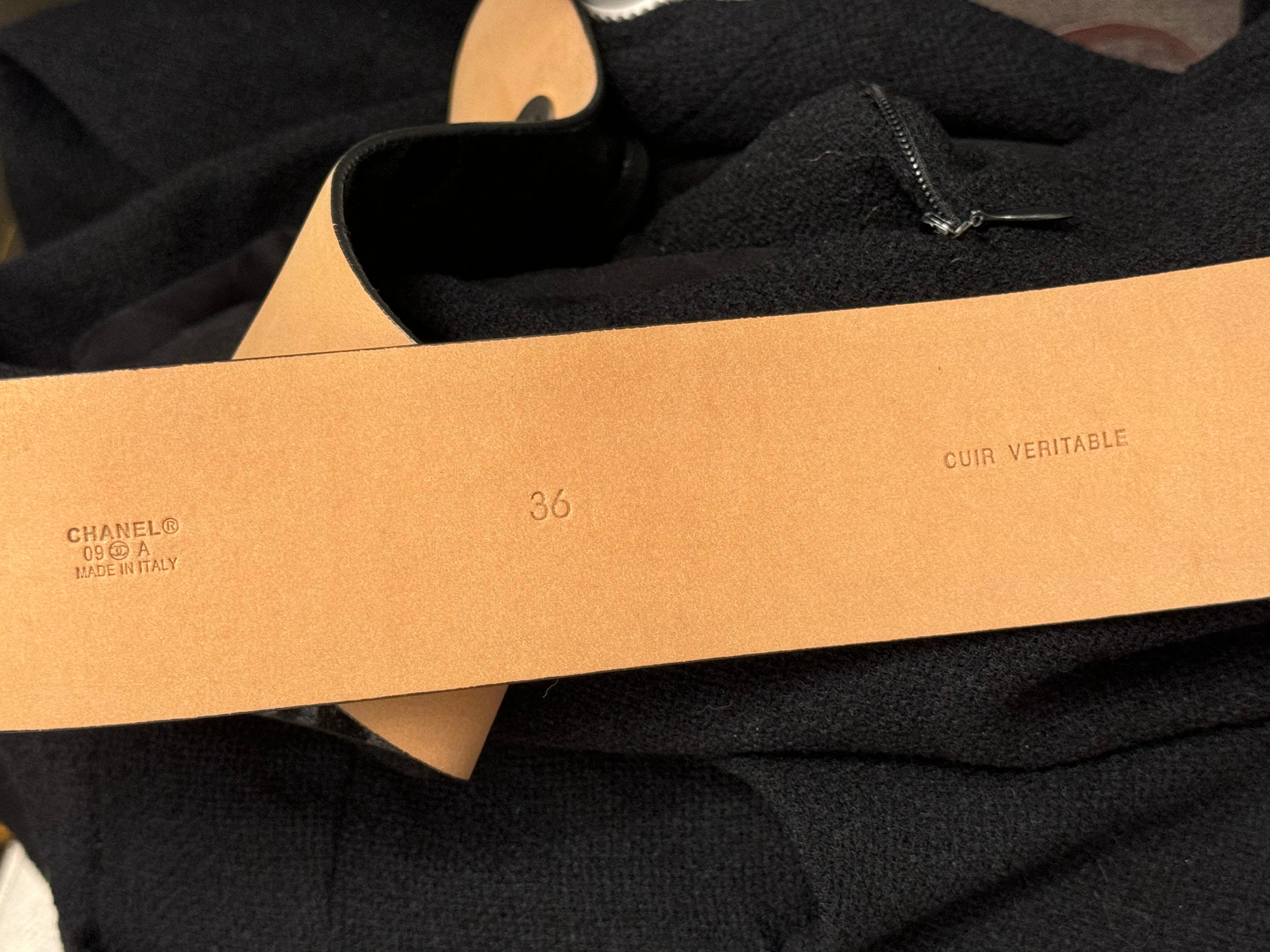 Chanel F/W 2009 by Karl Lagerfeld schwarzes Laufstegkleid mit Gürtel und Drehverschluss im Angebot 9