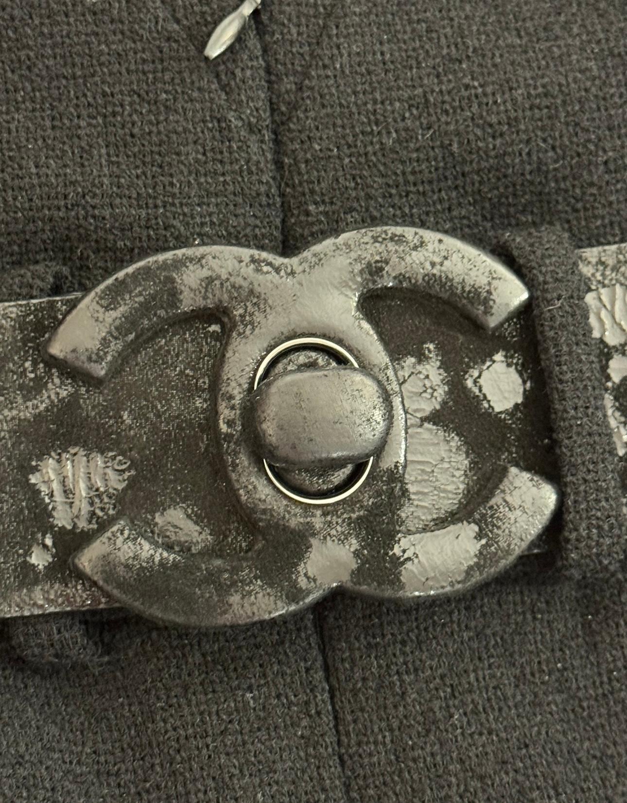 Chanel Herbst Winter 2009 Laufsteg Leder Turnlock Gürtel Kleid von Karl Lagerfeld, abnehmbarer Ledergürtel, große CC-Logo, Größe 36 FR es passt US 0 bis schlank US 4. CC-Logo Kristalle Tasten an jedem Handgelenk, Reißverschluss auf der Vorderseite. 