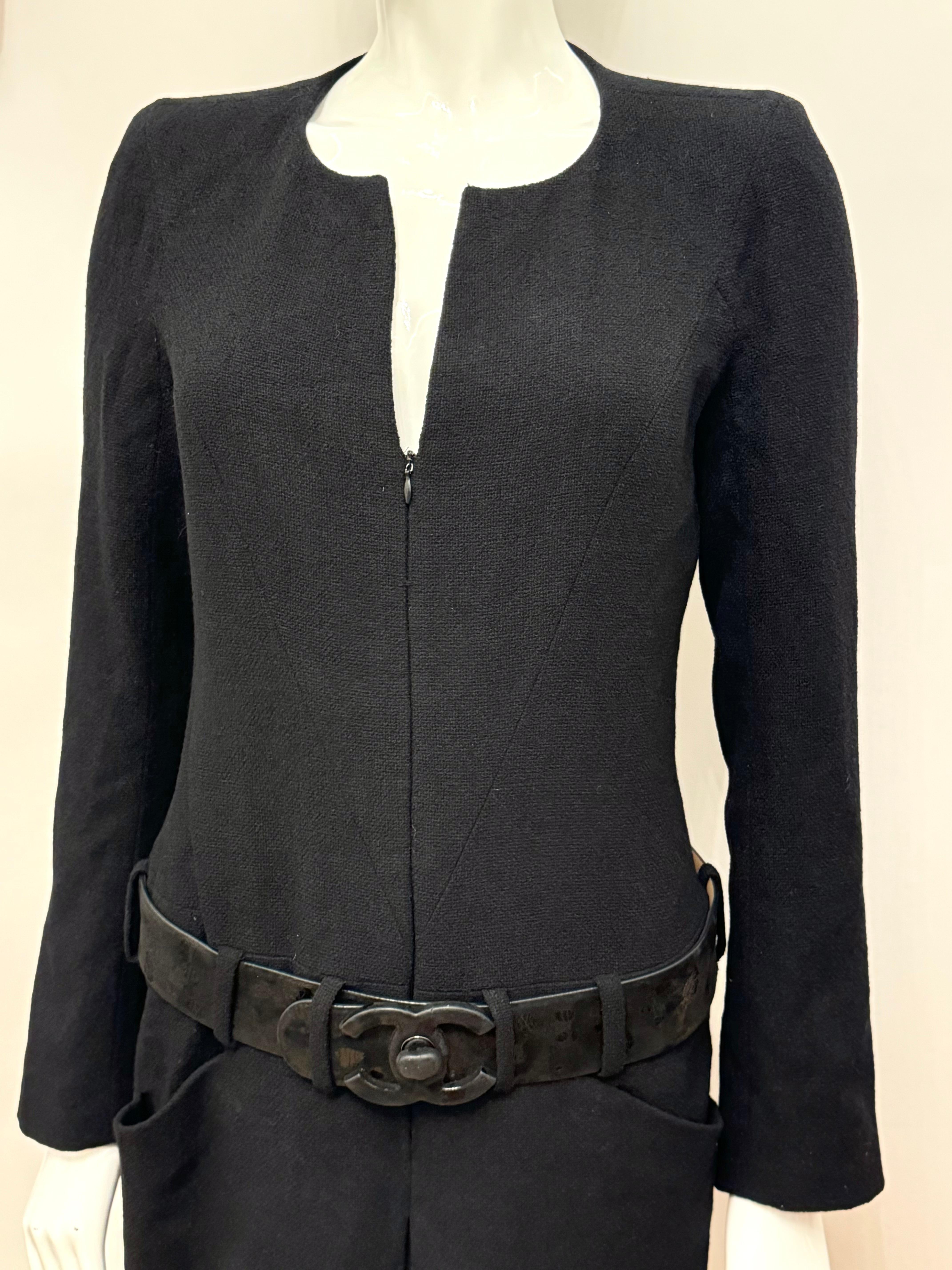 Chanel F/W 2009 by Karl Lagerfeld schwarzes Laufstegkleid mit Gürtel und Drehverschluss (Schwarz) im Angebot