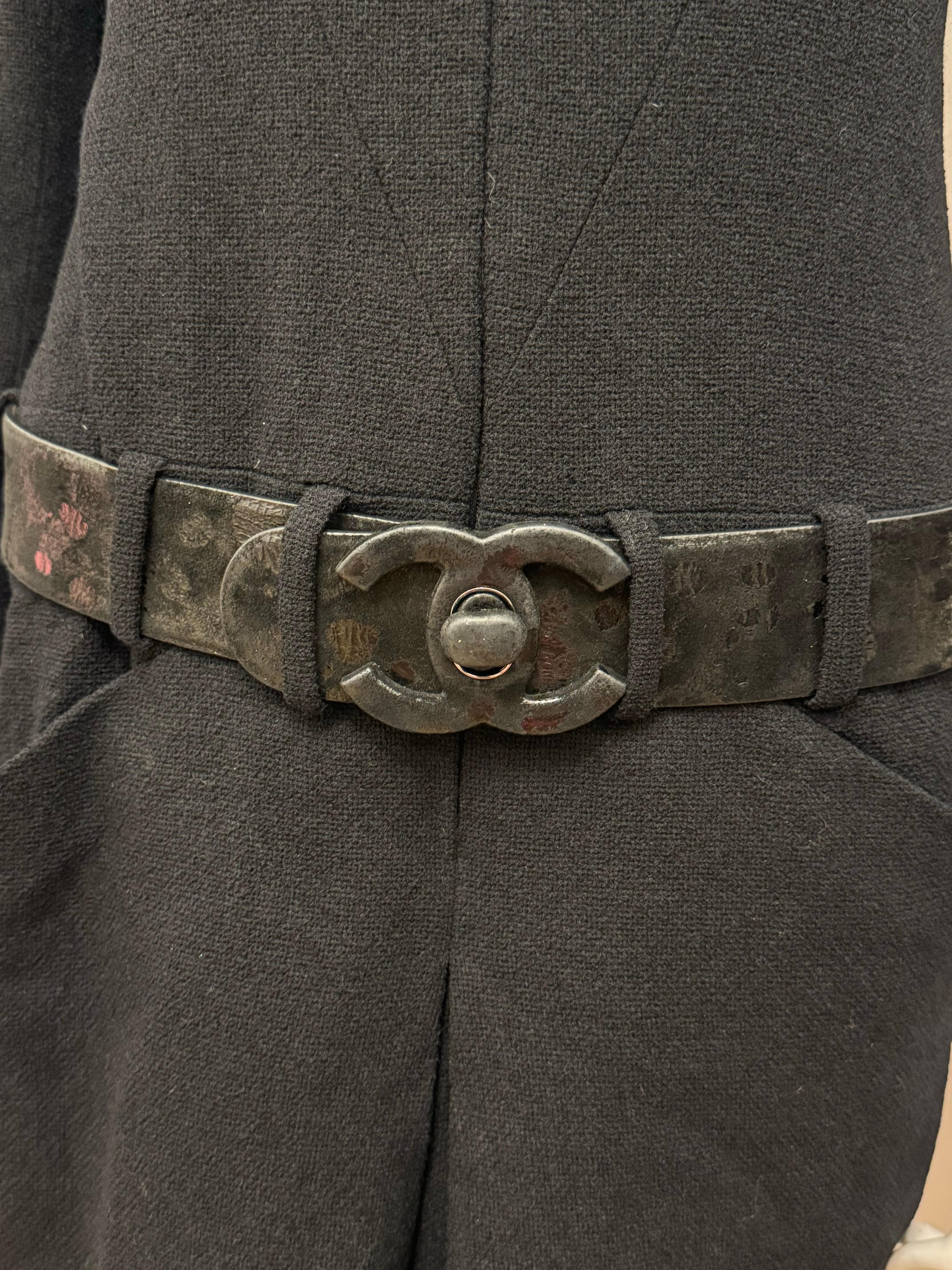 Chanel F/W 2009 by Karl Lagerfeld schwarzes Laufstegkleid mit Gürtel und Drehverschluss im Zustand „Hervorragend“ im Angebot in PARIS, FR