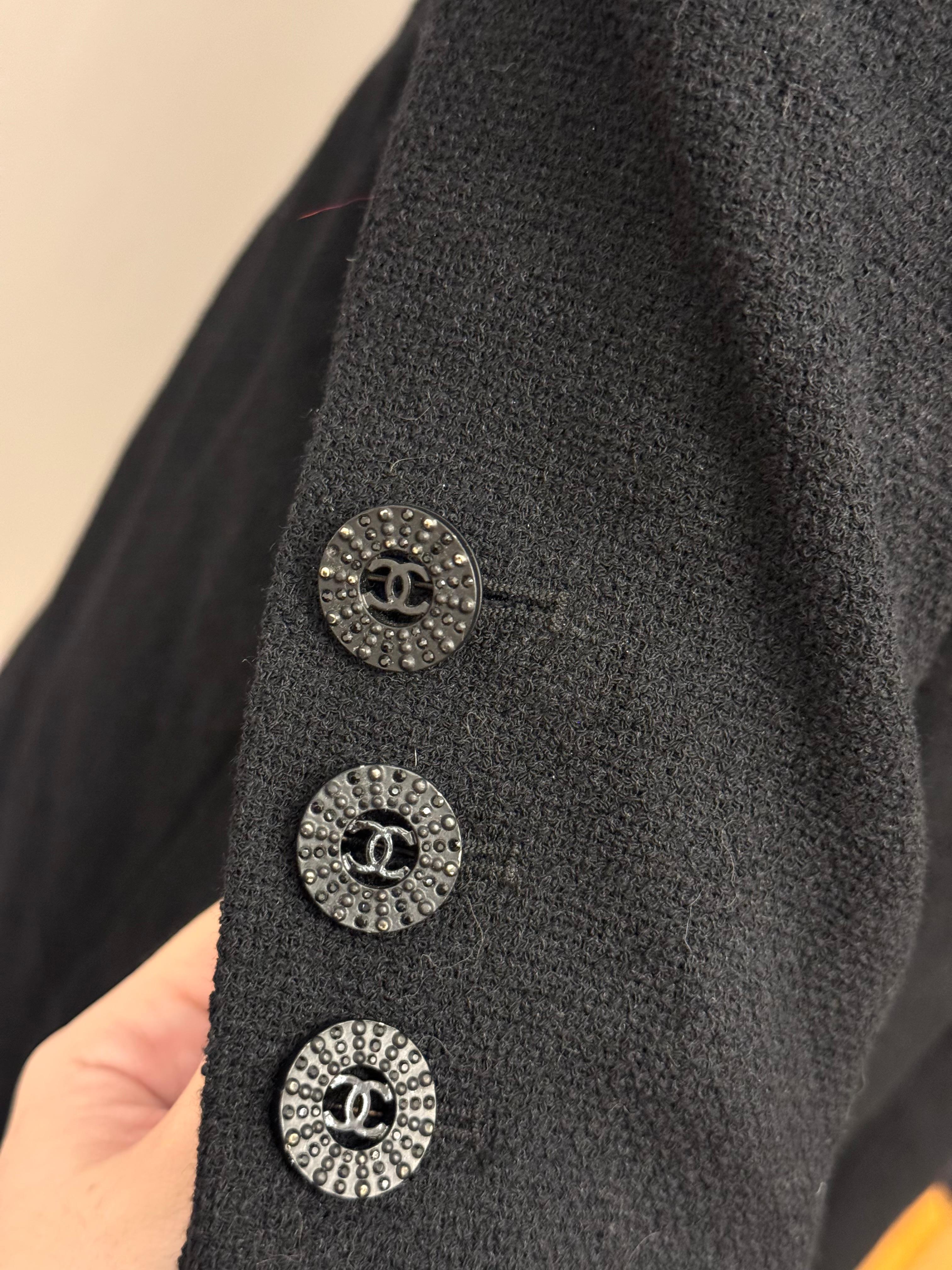 Chanel F/W 2009 by Karl Lagerfeld schwarzes Laufstegkleid mit Gürtel und Drehverschluss für Damen oder Herren im Angebot