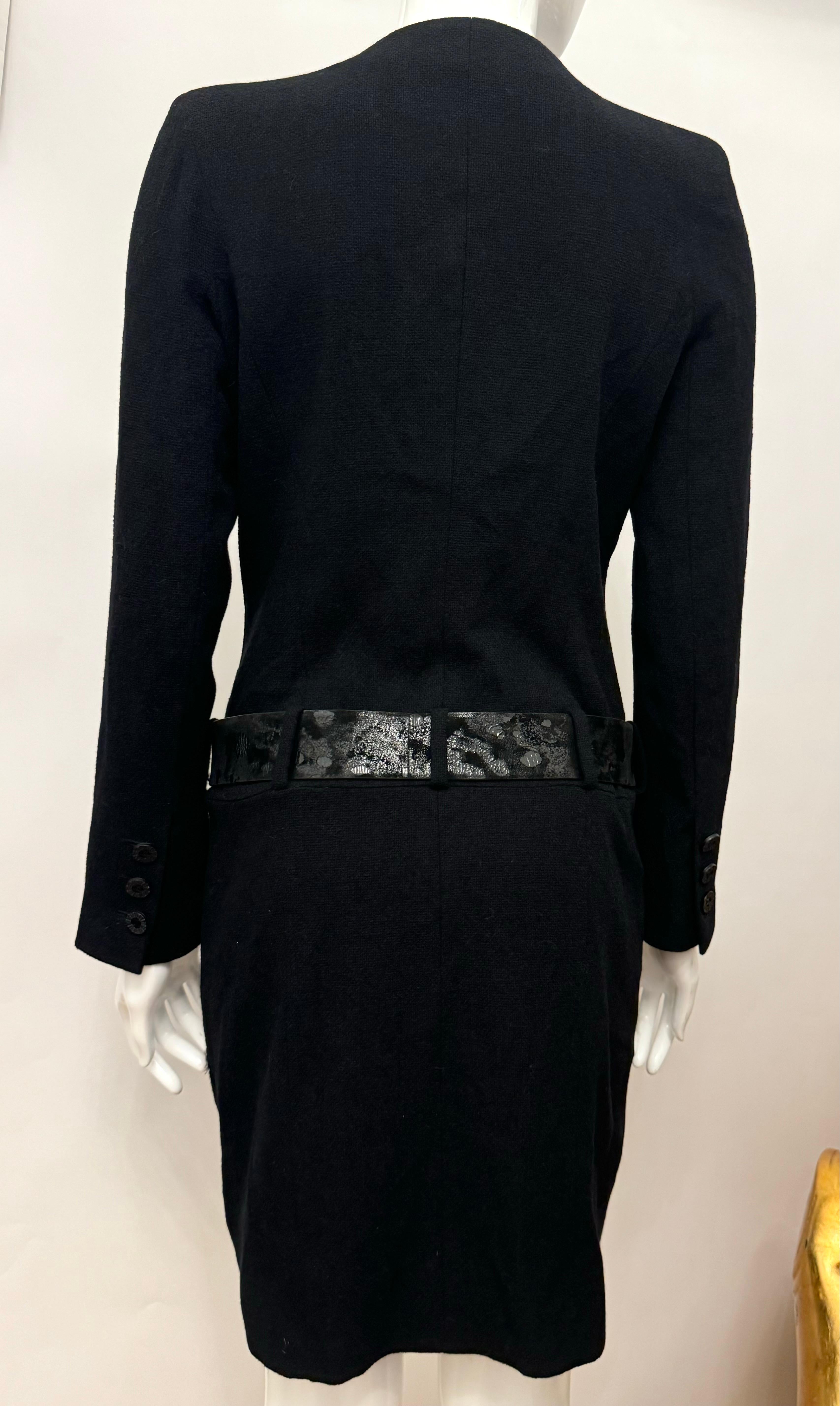 Chanel F/W 2009 by Karl Lagerfeld schwarzes Laufstegkleid mit Gürtel und Drehverschluss im Angebot 1