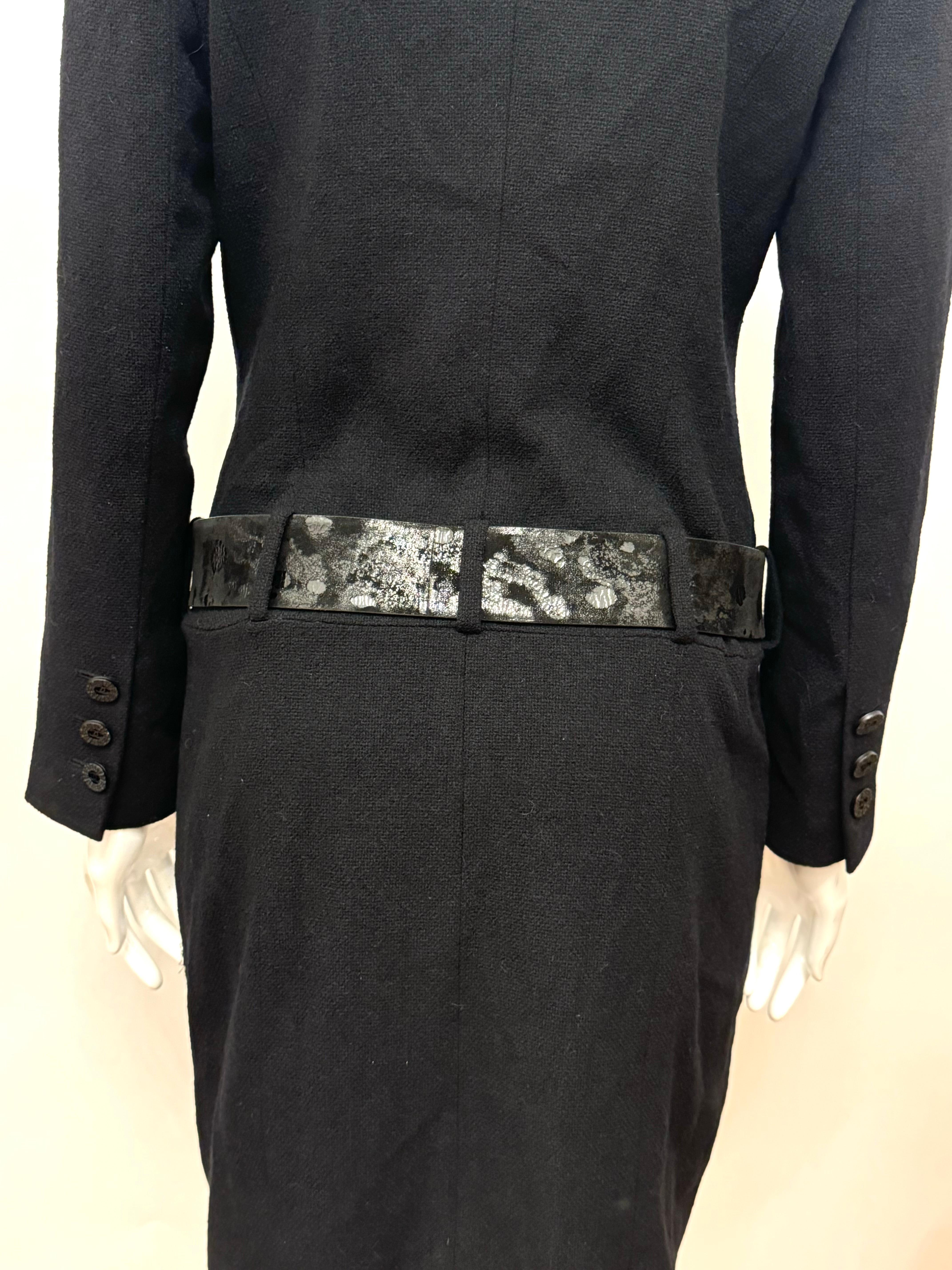 Chanel F/W 2009 by Karl Lagerfeld schwarzes Laufstegkleid mit Gürtel und Drehverschluss im Angebot 2