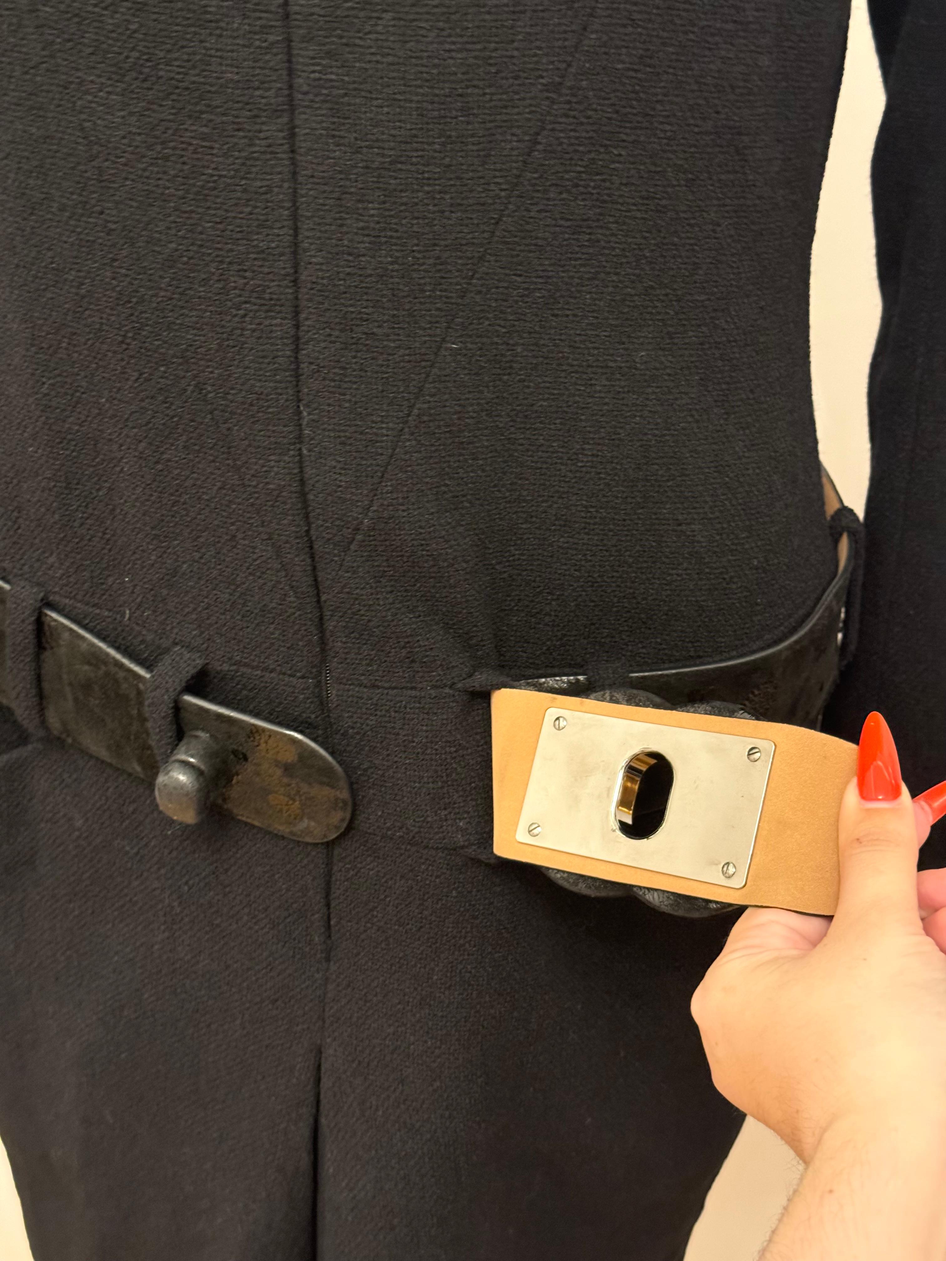 Chanel F/W 2009 by Karl Lagerfeld schwarzes Laufstegkleid mit Gürtel und Drehverschluss im Angebot 3