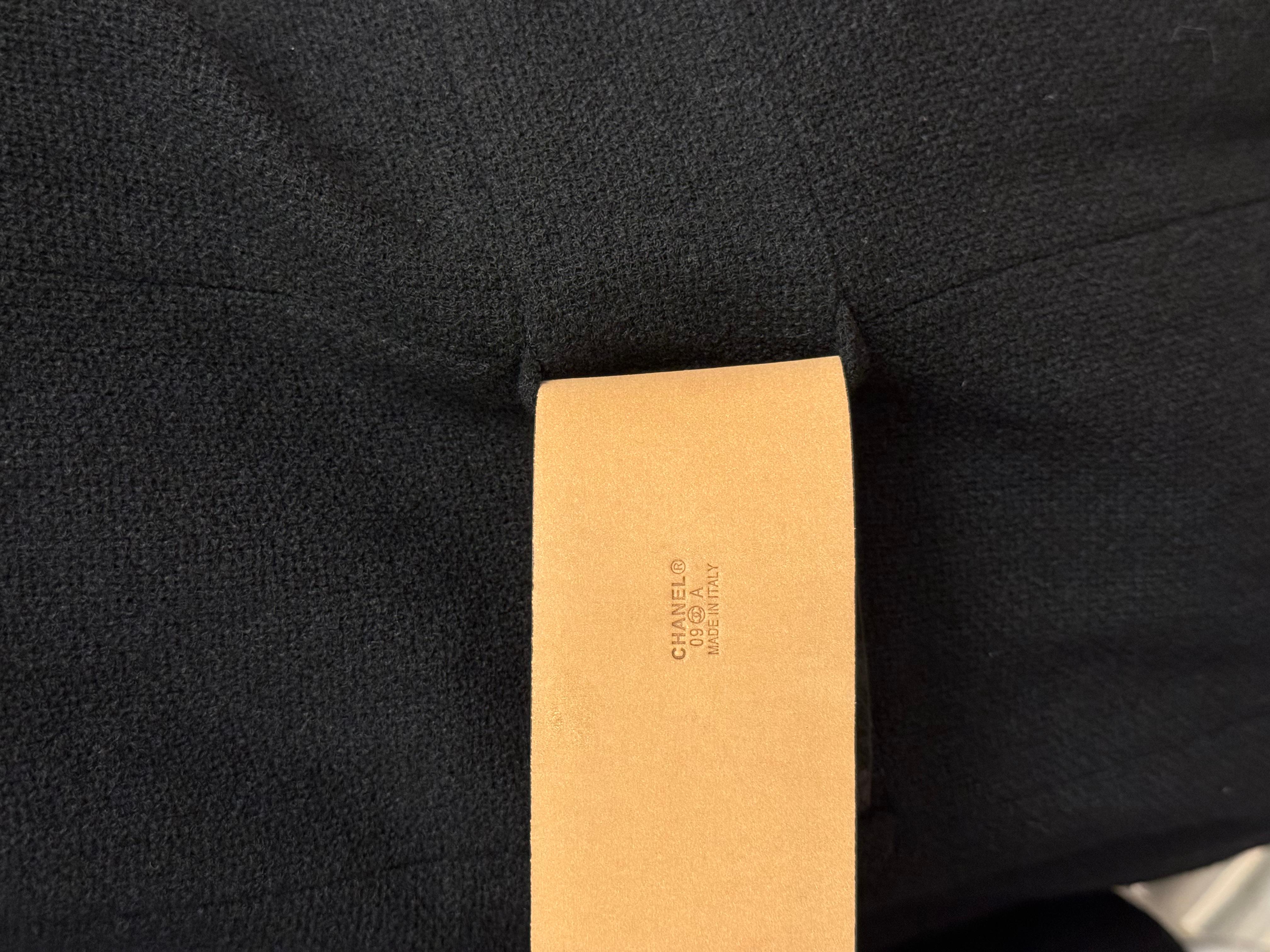 Chanel F/W 2009 by Karl Lagerfeld schwarzes Laufstegkleid mit Gürtel und Drehverschluss im Angebot 4