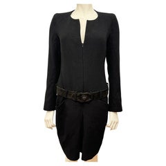 Chanel F/W 2009 by Karl Lagerfeld robe noire ceinturée à boutons tournants pour le défilé