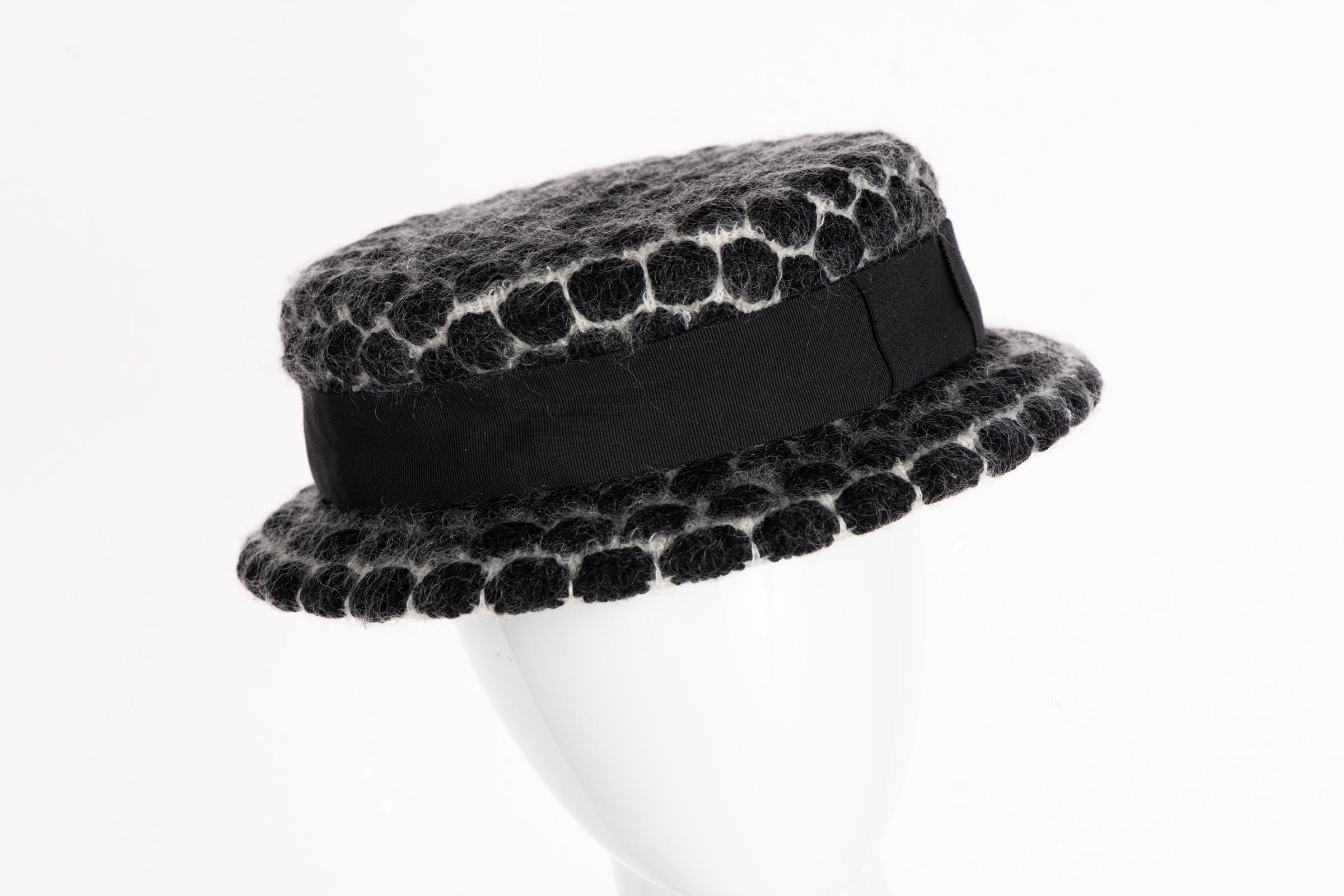 Noir Chapeau à nœud en mohair noir et blanc de défilé Chanel, A/H 2009 en vente