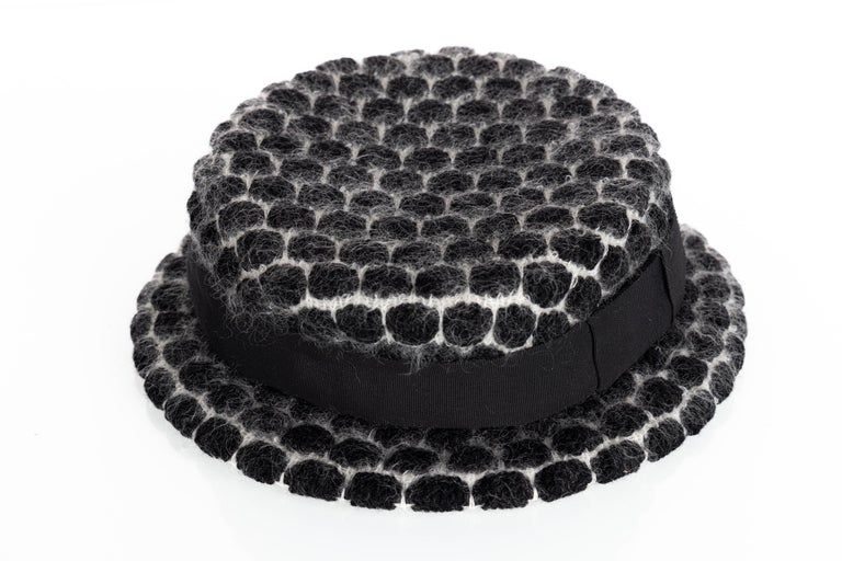 Chapeau à nœud en mohair noir et blanc de défilé Chanel, A/H 2009 En vente  sur 1stDibs
