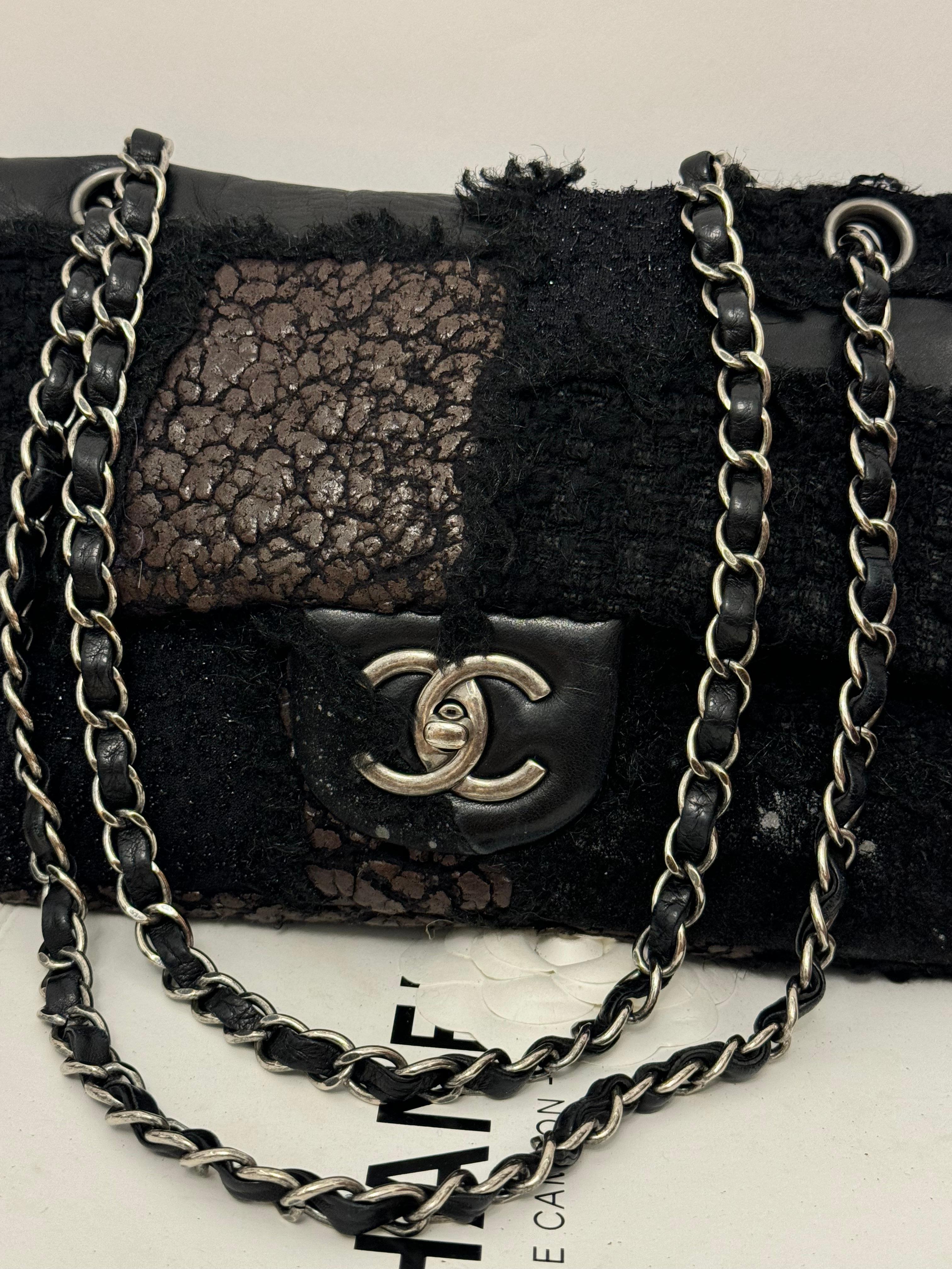 Chanel Fall/Winter 2010 édition limitée patchwork sac à rabat intemporel, il peut être porté en bandoulière. Légère usure comme on peut le voir sur les photos.