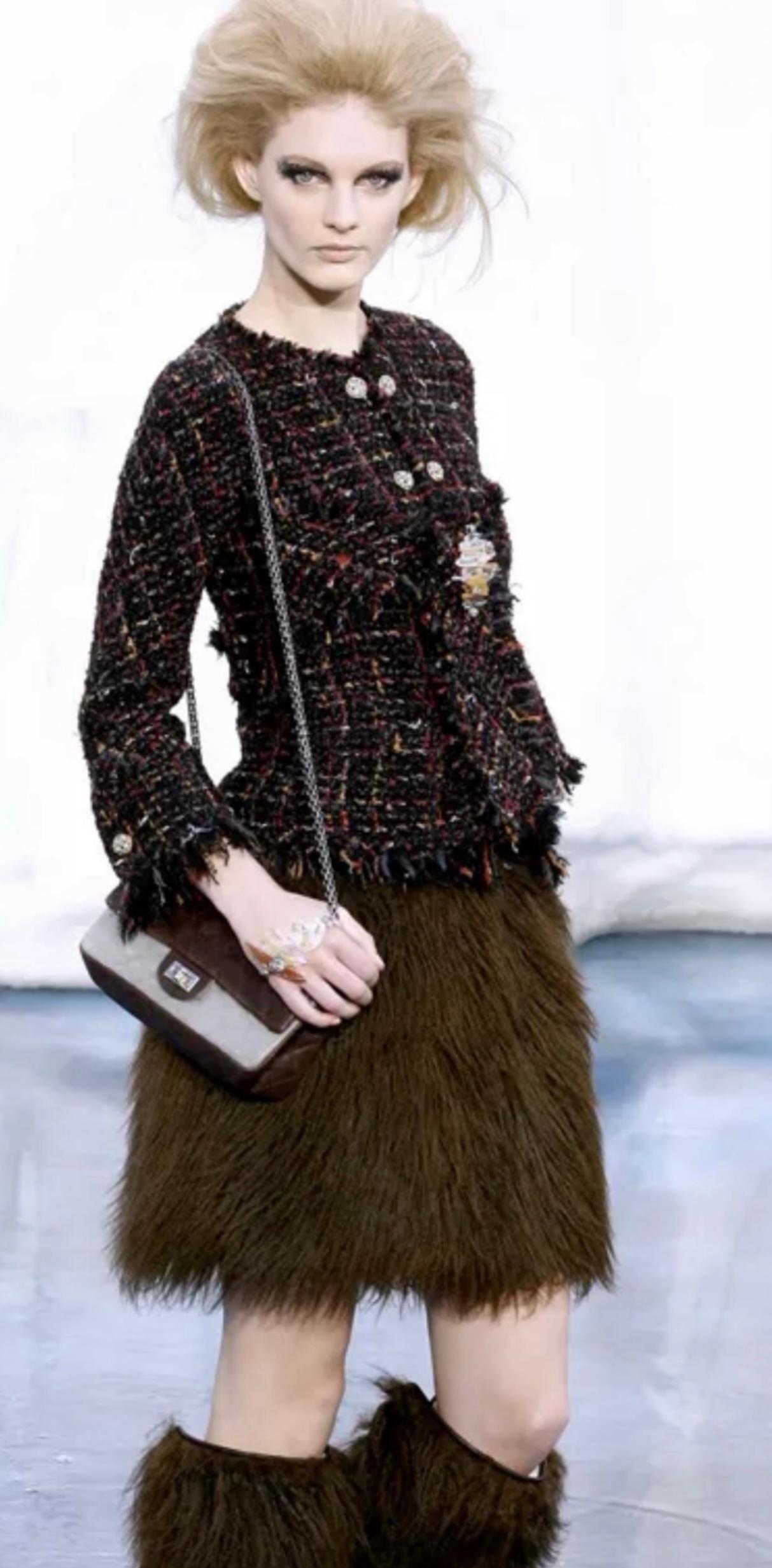 Chanel F/W 2010 runway piece tweed jacket s.38 FR faux gripoix buttons pristine condition 