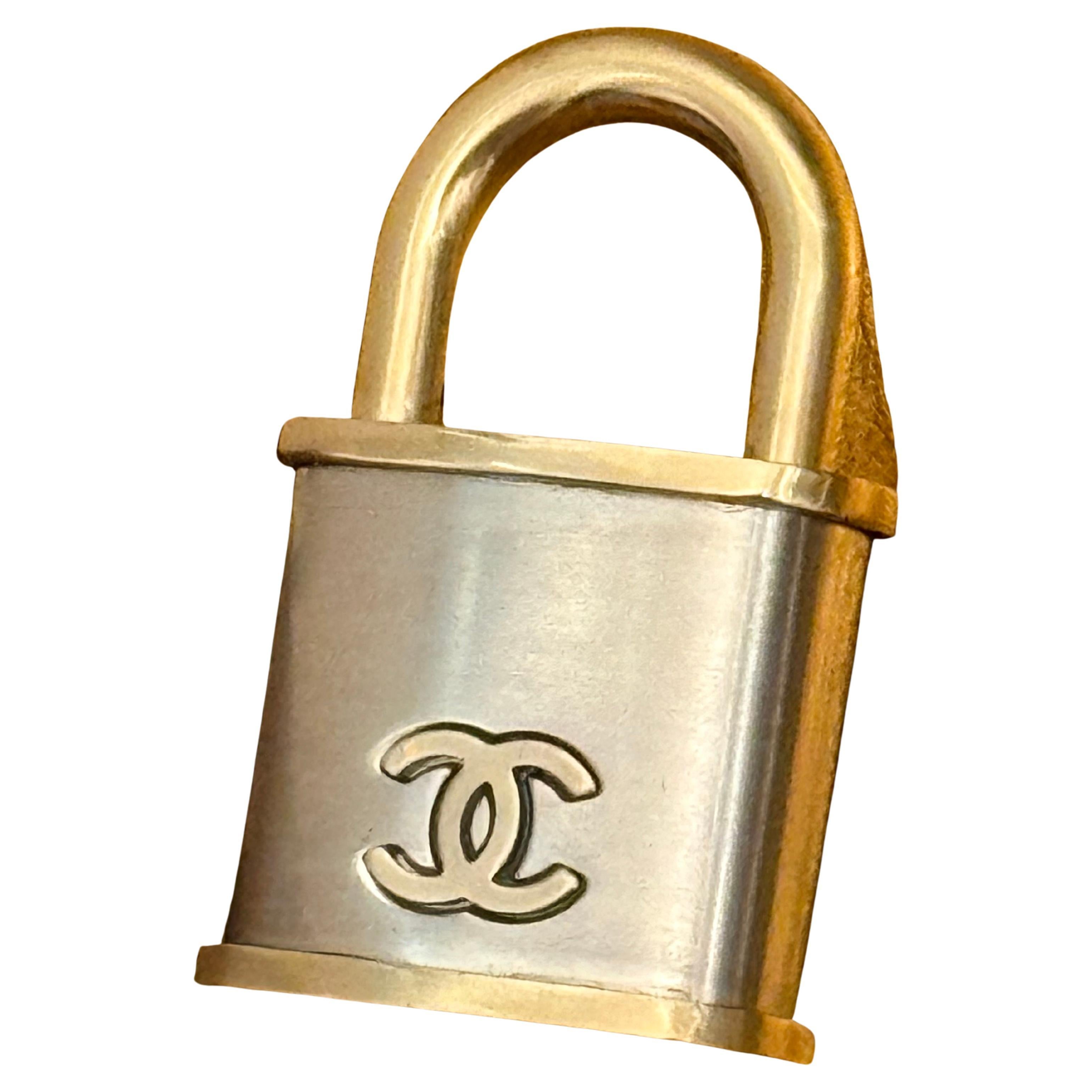 Spilla con lucchetto della collezione supermercati Chanel A/I 2014 indossata da G. W. in vendita