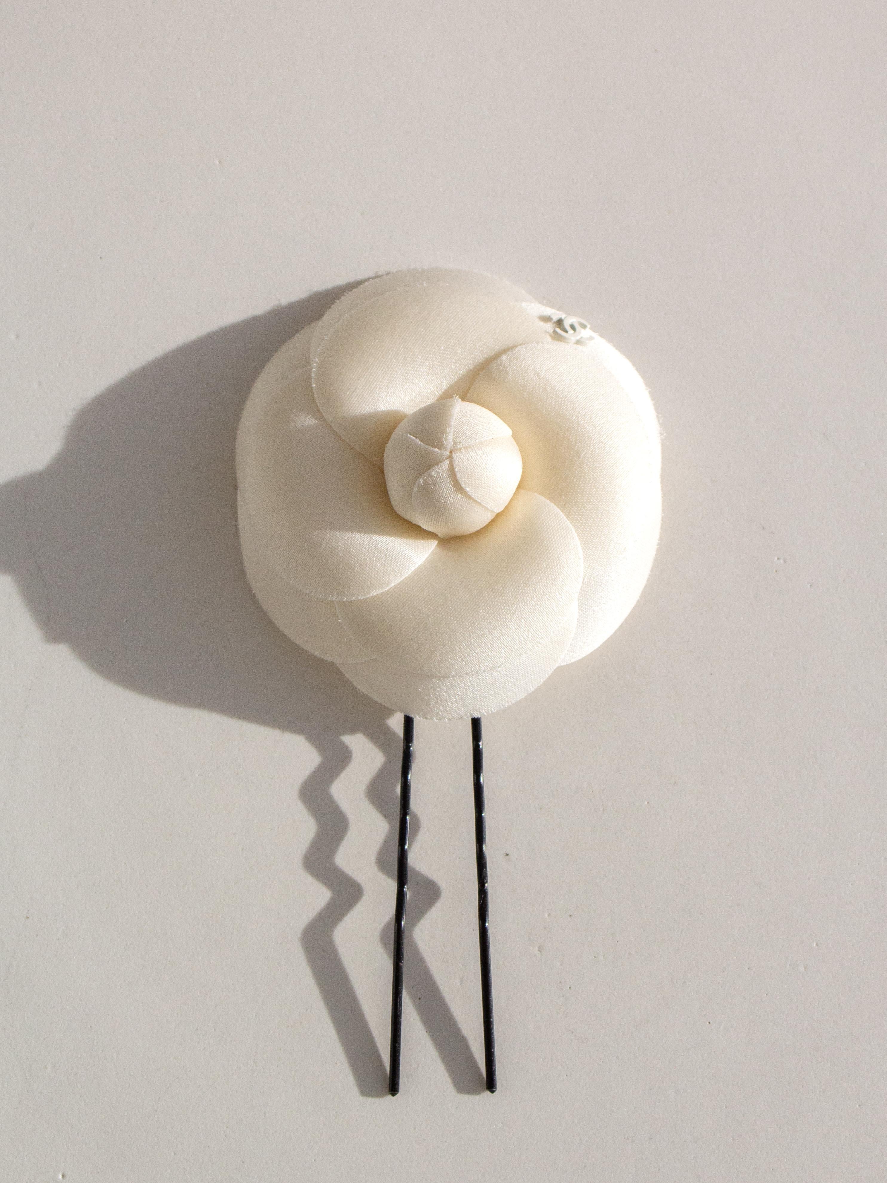 White camellia hair pin from Fall/Winter 2020 collection.
Excellent condition. Size: camellia 2,5