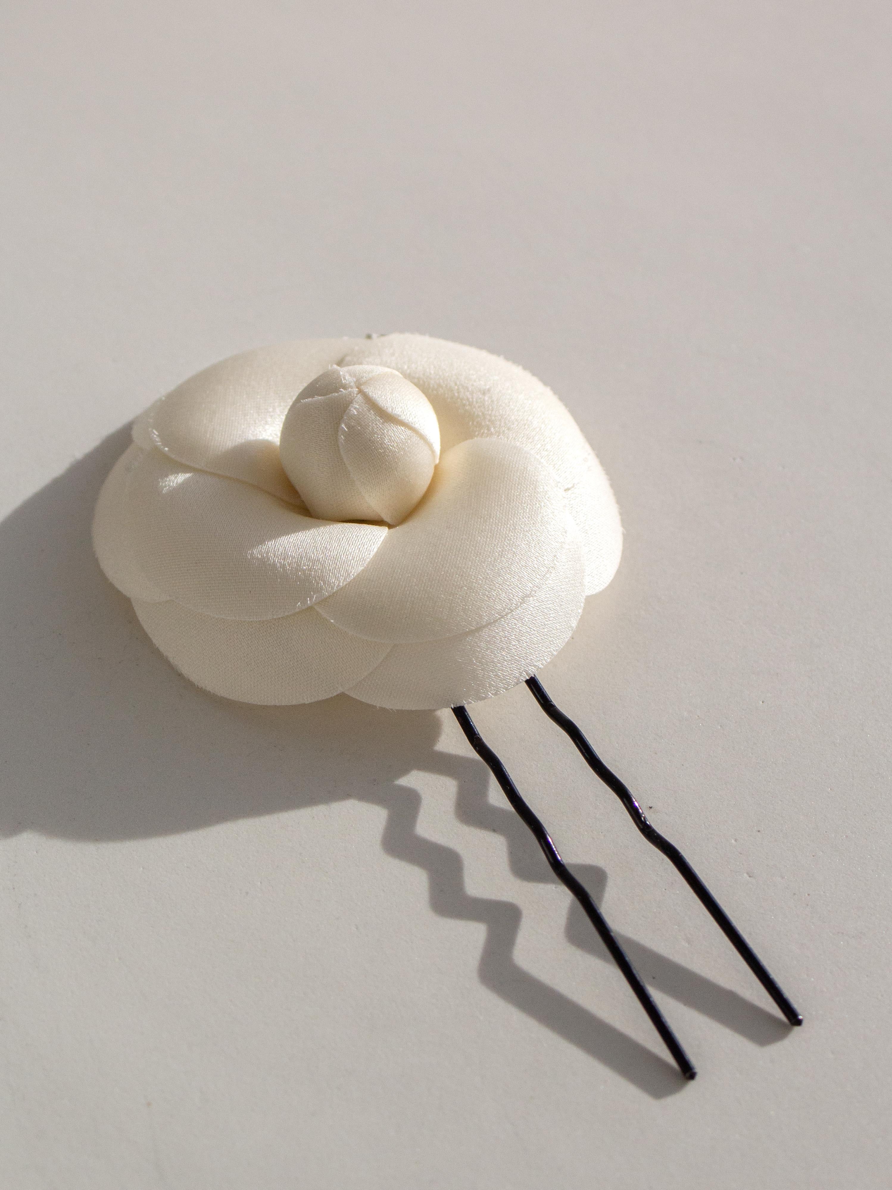 Chanel F/W 2020 White Camellia CC Logo 20A Hair Pin In Good Condition In Jersey City, NJ
