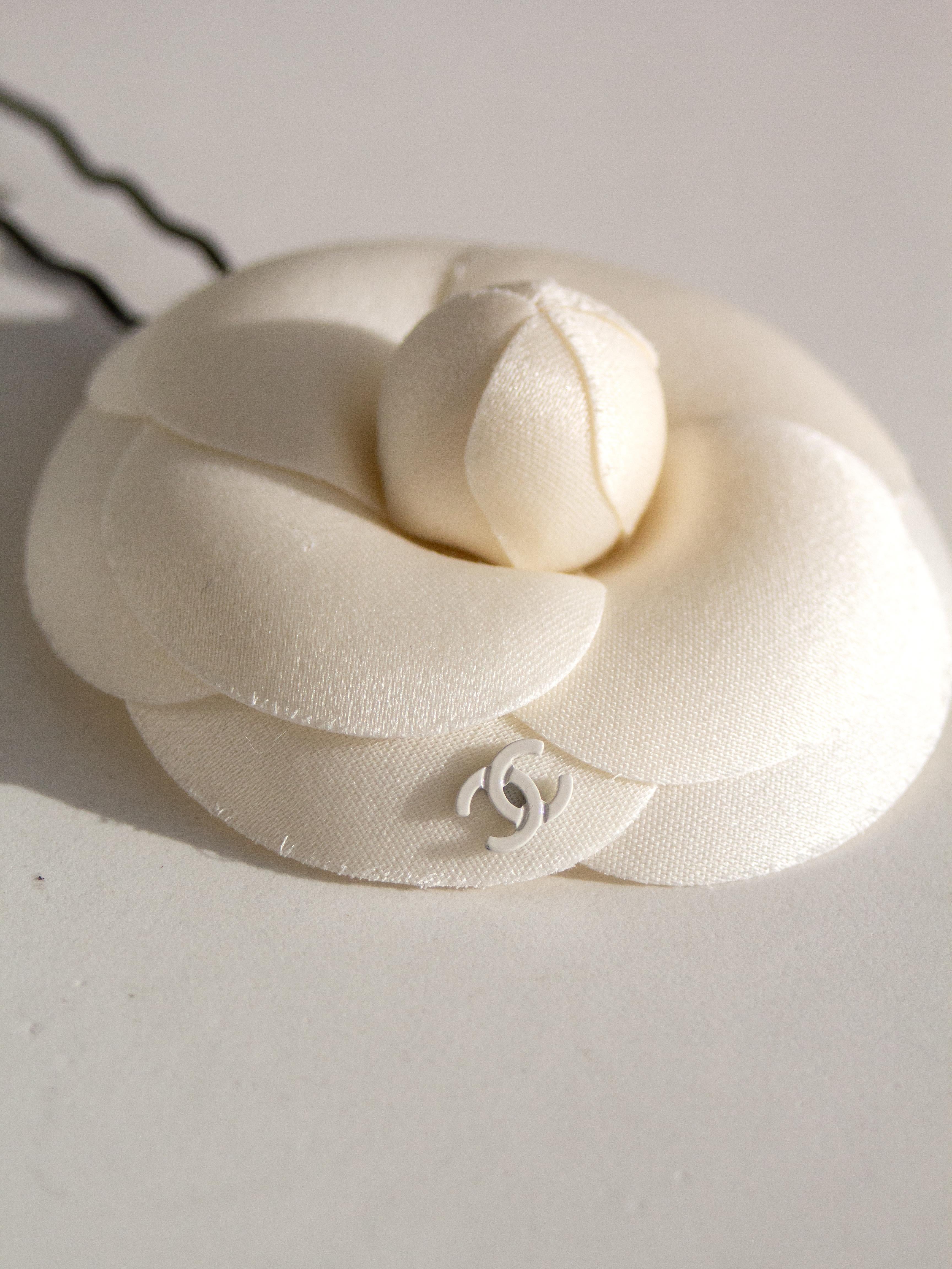 Women's or Men's Chanel F/W 2020 White Camellia CC Logo 20A Hair Pin