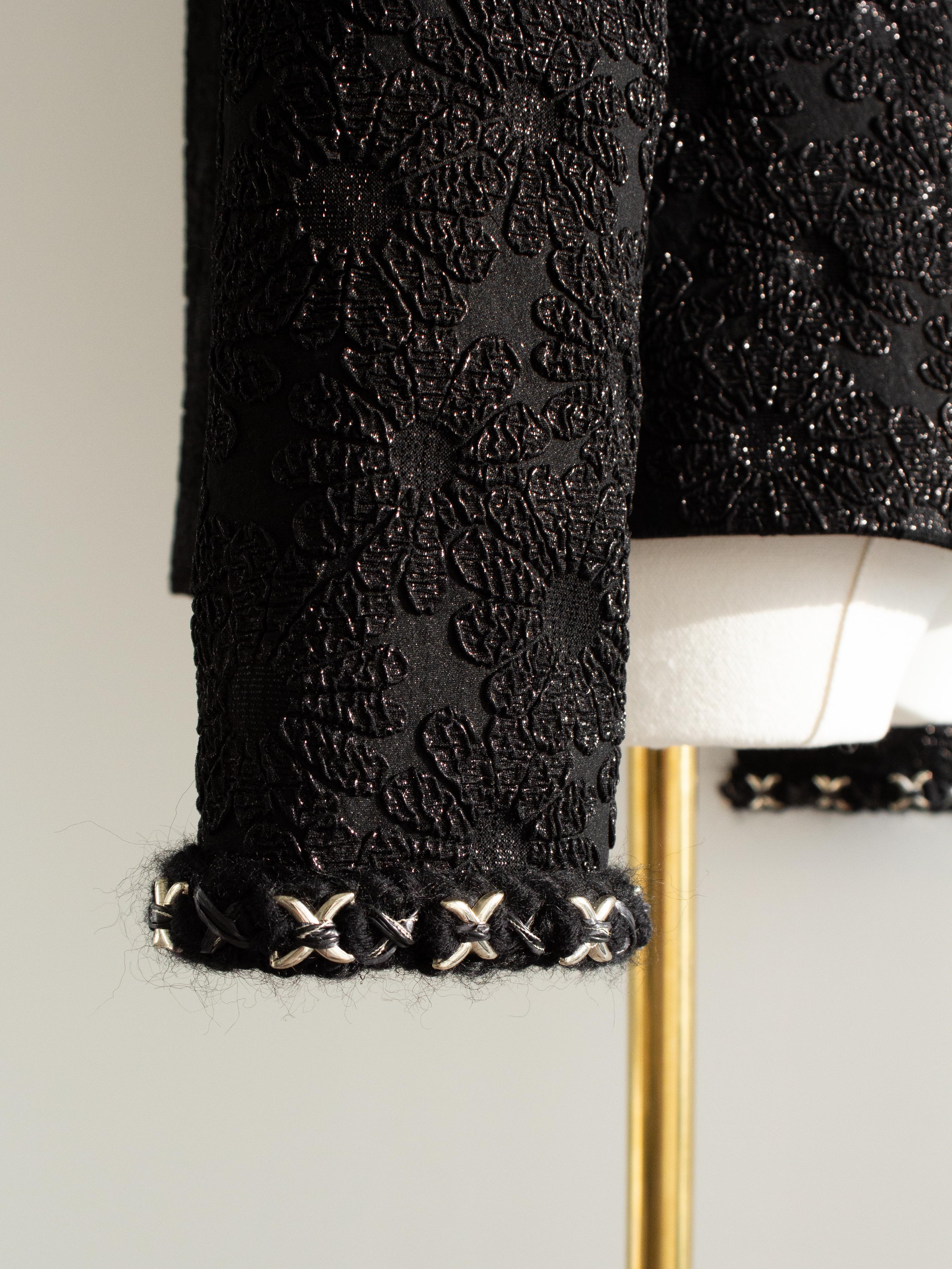 Chanel A/I 2021 Metiers D'Art Chateau Des Dames - Giacca nera senza spalle in vendita 5