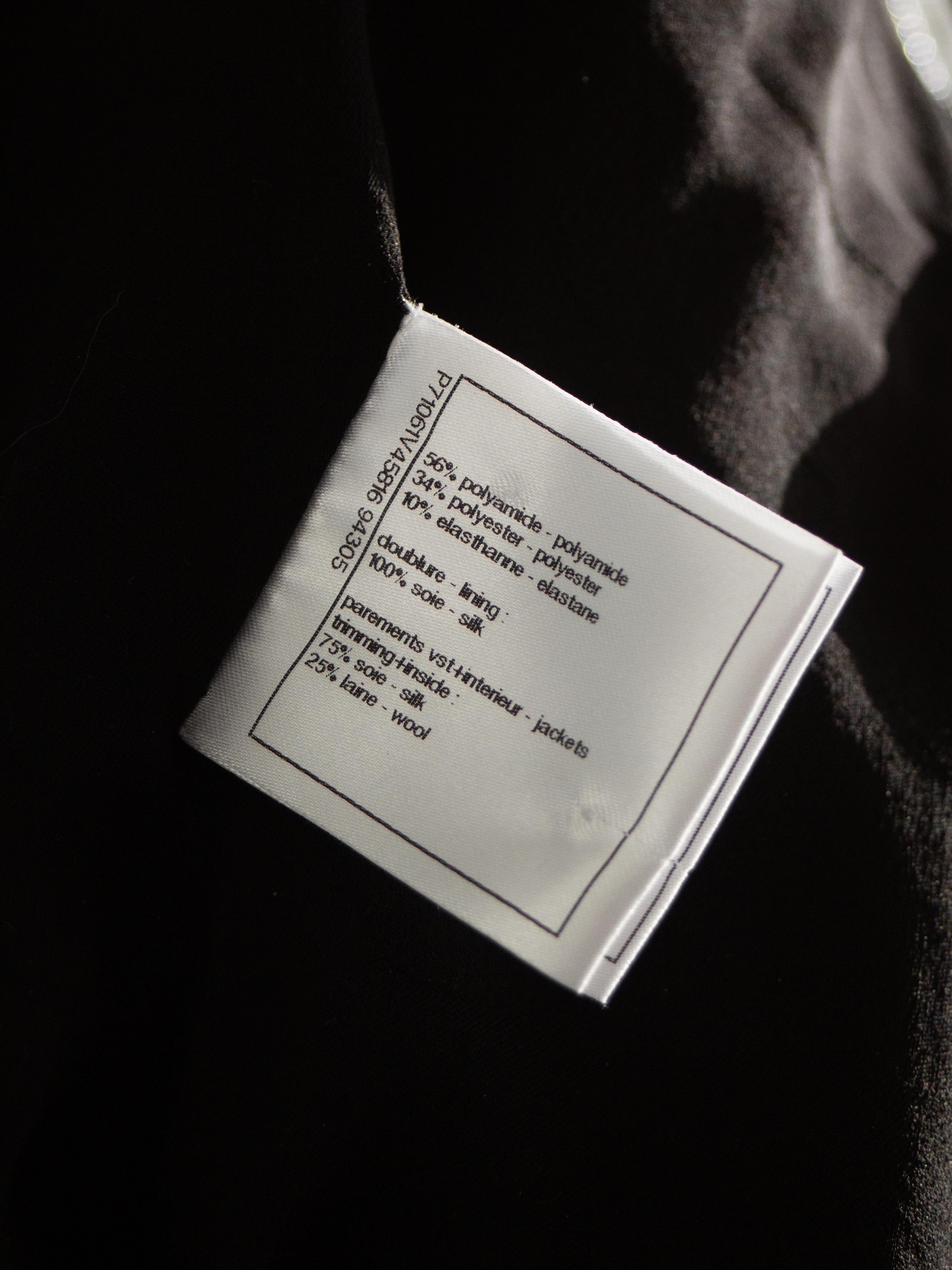 Chanel A/I 2021 Metiers D'Art Chateau Des Dames - Giacca nera senza spalle 10