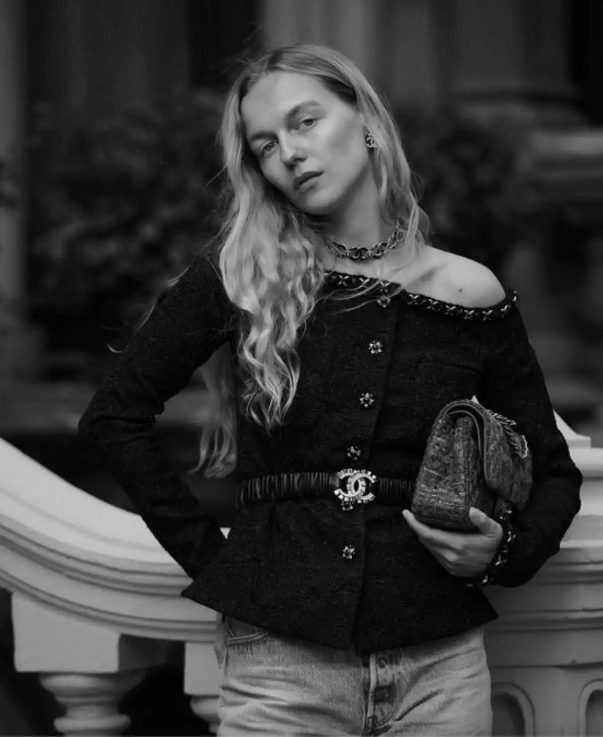 Chanel A/I 2021 Metiers D'Art Chateau Des Dames - Giacca nera senza spalle 12