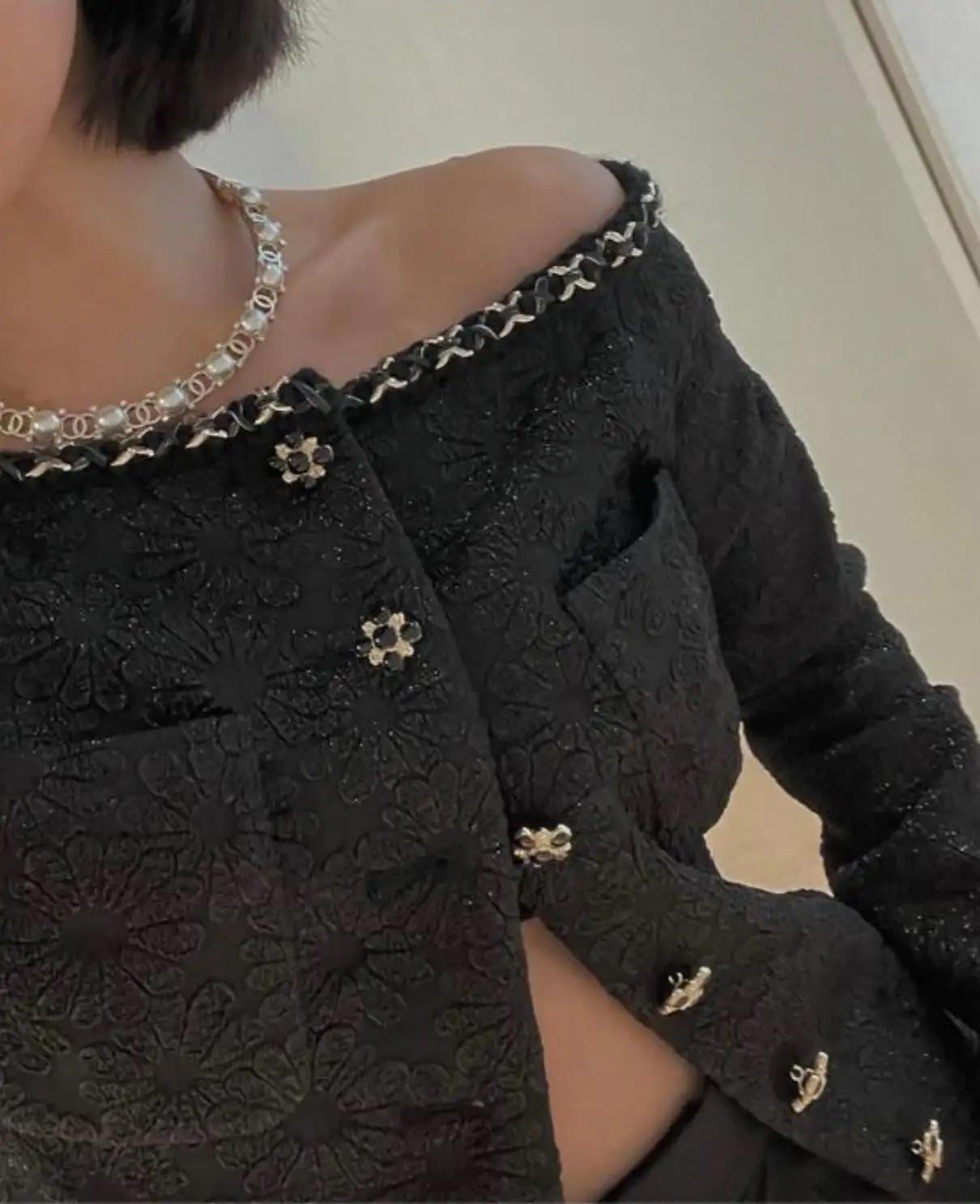 Chanel A/I 2021 Metiers D'Art Chateau Des Dames - Giacca nera senza spalle in vendita 13