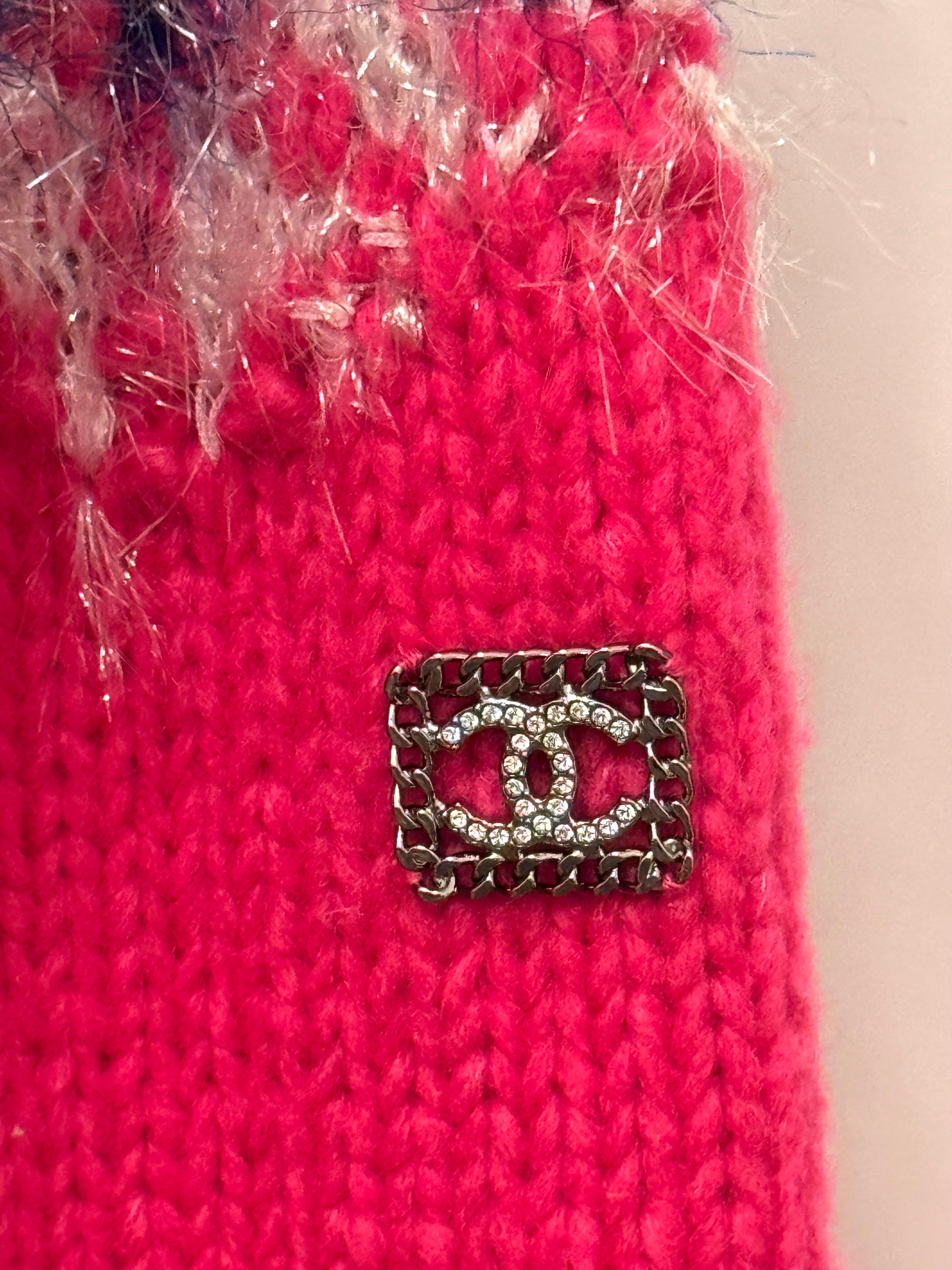 Chanel F/W 2021 by Virginie Viard, runway cashmere hot pink sweater. Size 34 FR but it fits up to US 6 (up to 40 FR), bust 38 up to 50 inches, shoulders 18 up to 22 inches and Length about 21 inches. So cozy and Gorgeous! 